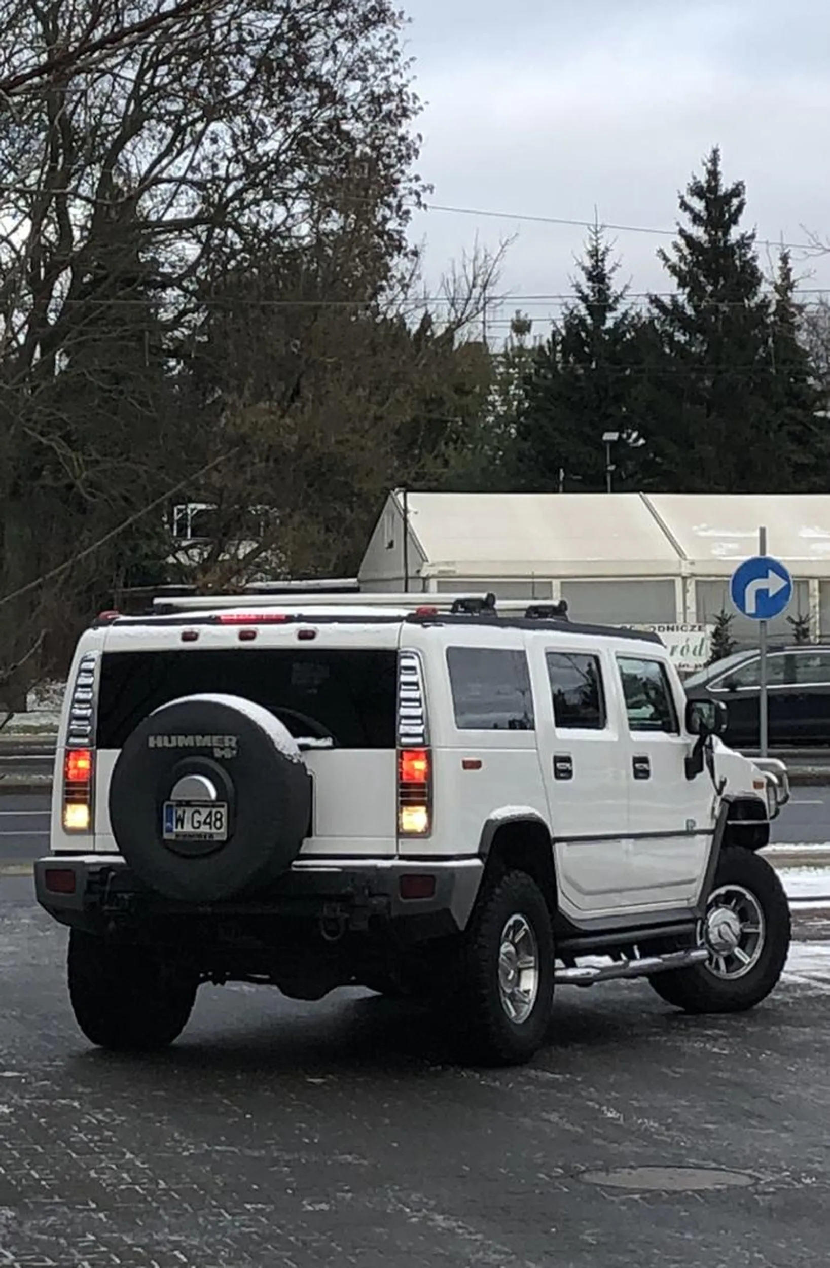 Agresywny dziadek nie ustępuje pierwszeństwa pieszym, trąbi i wyzywa ludzi przez okno ???