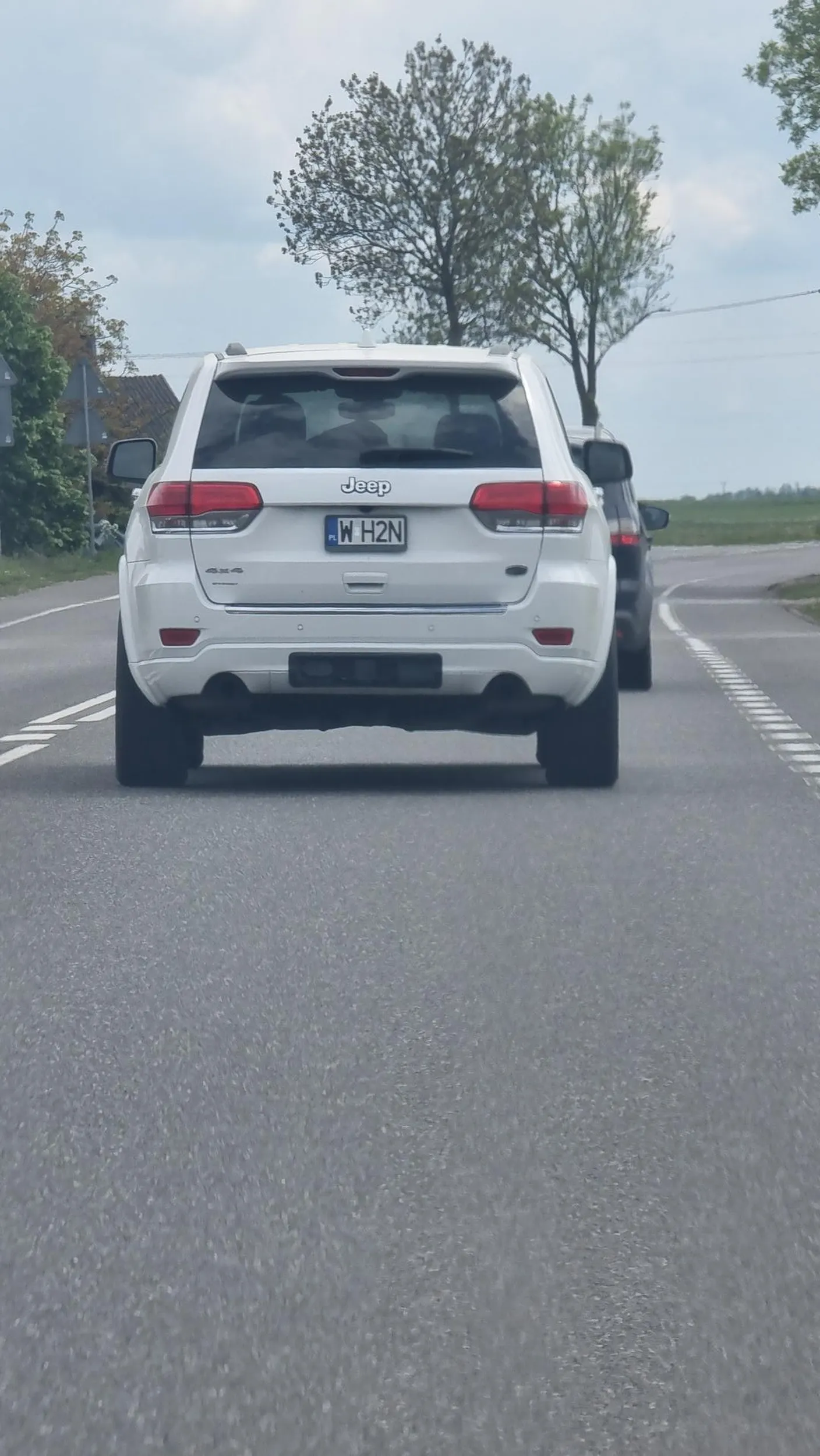 Leci zgloszenie na pojazd i diagnoate ktory nie zabrał dowodu. art. 60 pkt 1 ust. 3 b ustawy Prawo o ruchu drogowym. Wskazuje on, że zabrania się umieszczania na pojeździe jednorzędowych, zmniejszonych tablic rejestracyjnych, jeśli pojazd nie ma zmniejszonych wymiarów miejsca konstrukcyjnie przeznaczonego do umieszczenia tablicy rejestracyjnej. Grozi za to nałożenie kary za składanie fałszywych oświadczeń, którą jest pozbawienie wolności na okres od 6 miesięcy do 8 lat.