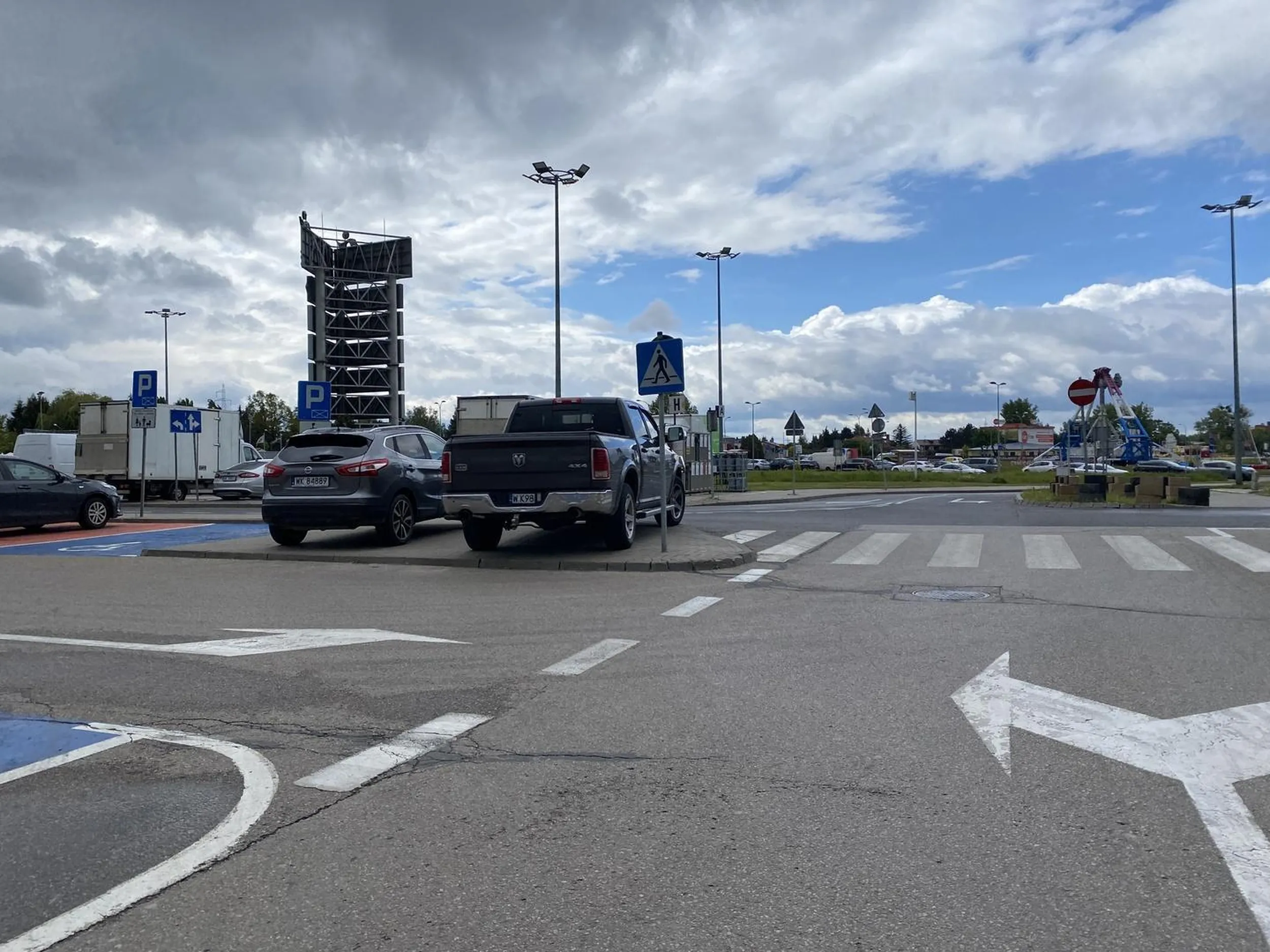 Głupi i głupszy. Dziadu nie mogłeś normalnie zaparkować? Trzeba było se kupić F-650 jak chcesz se karłowatość i bebech rekompensować. - to też oflagujesz?