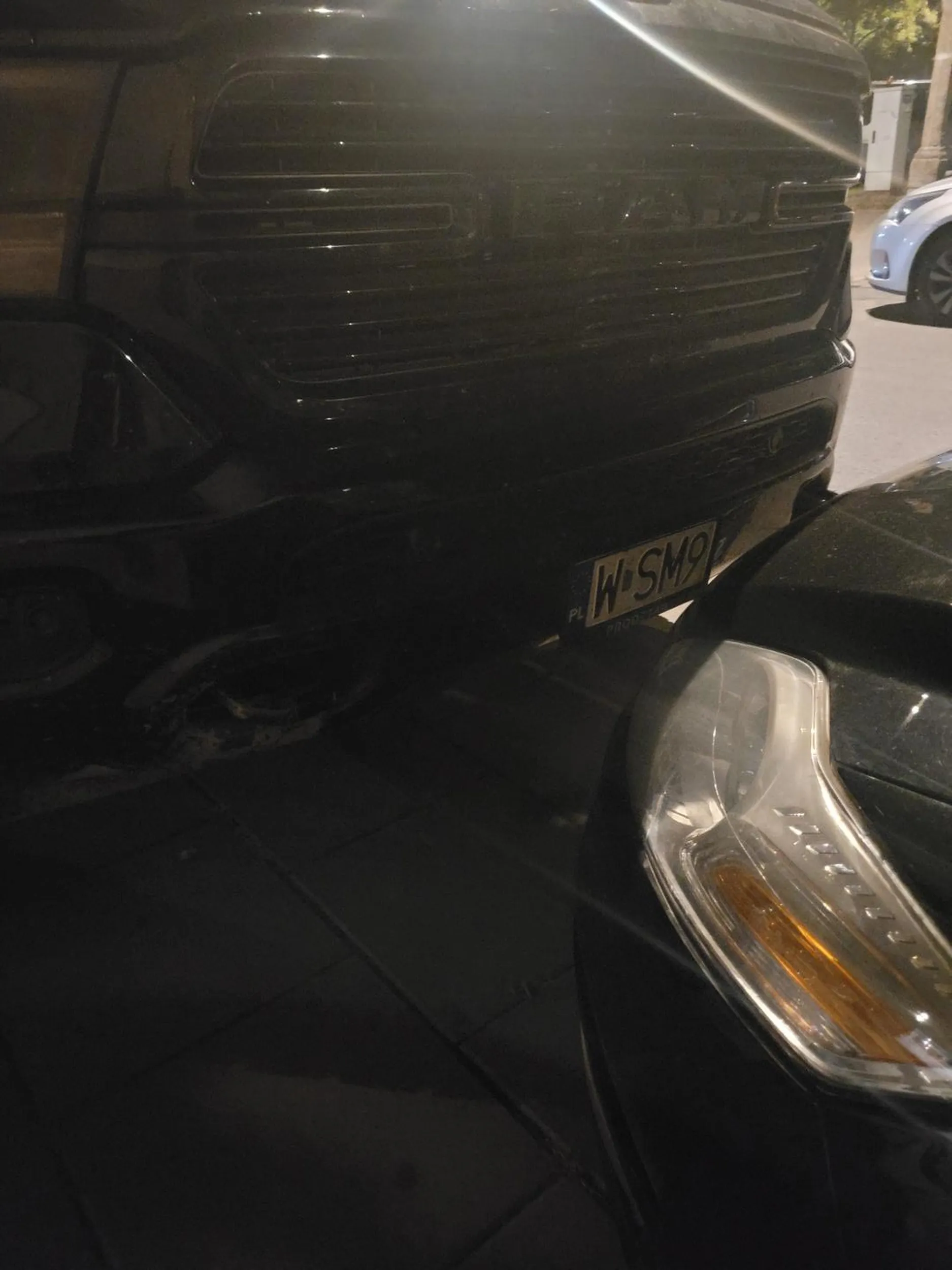 Nieprawidłowo zaparkowane auto utrudniające przejście pieszym przez ulicę. Auto jest kolosalnych rozmiarów, co utrudnia widoczność pieszemu w razie nadjezdzajacego auta. Ranczo Rosochacz, wstydź się!!!