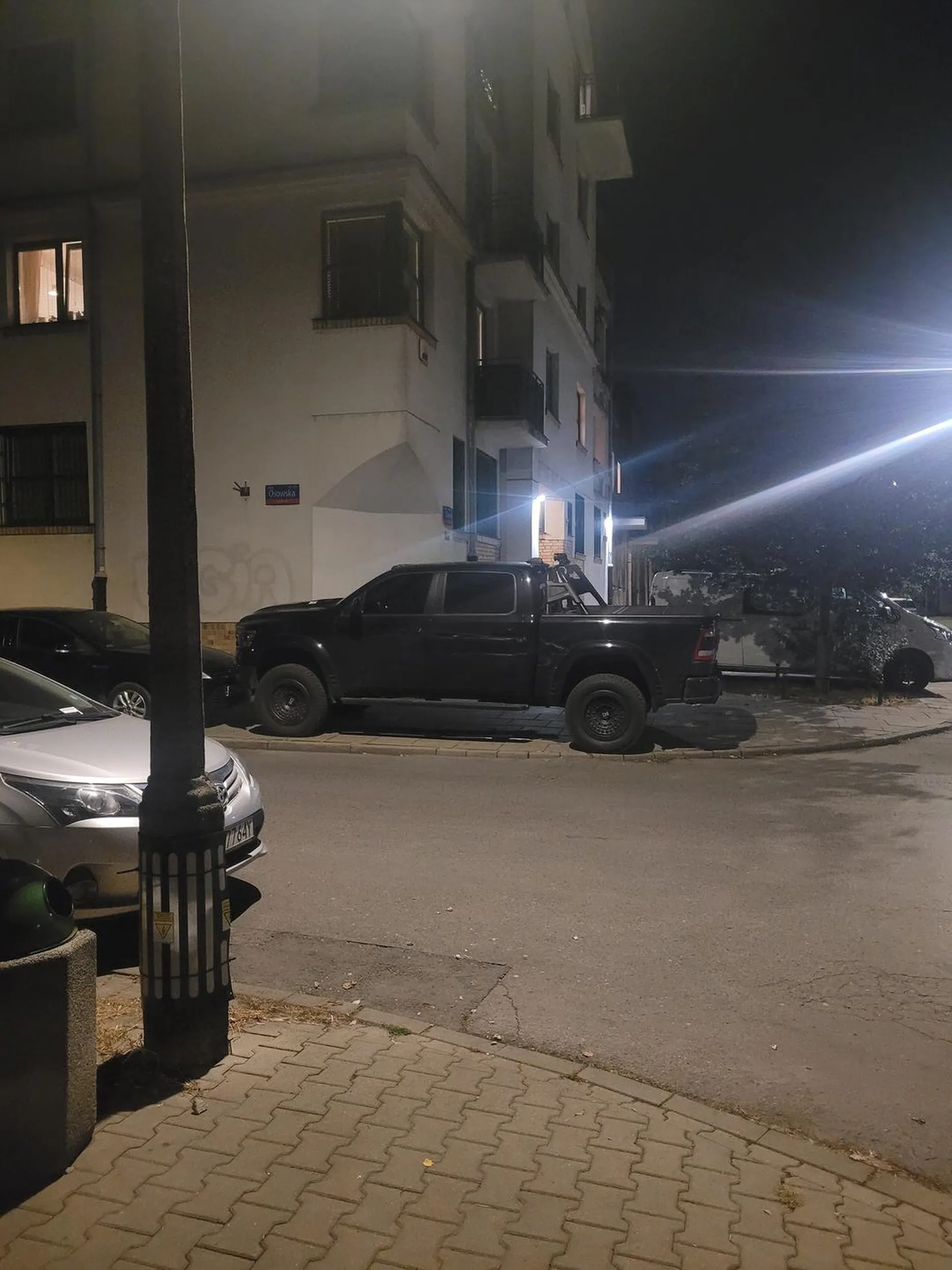 Nieprawidłowo zaparkowane auto utrudniające przejście pieszym przez ulicę. Auto jest kolosalnych rozmiarów, co utrudnia widoczność pieszemu w razie nadjezdzajacego auta. Ranczo Rosochacz, wstydź się!!!