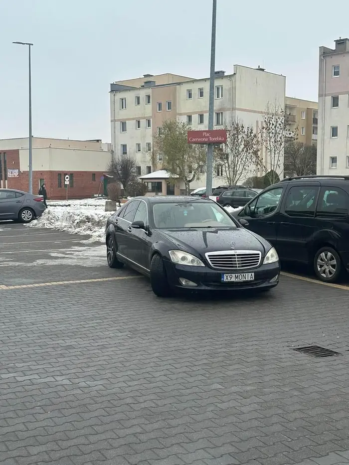 Nie pozdrawiam pani Moni która notorycznie parkuje w ten sposób.