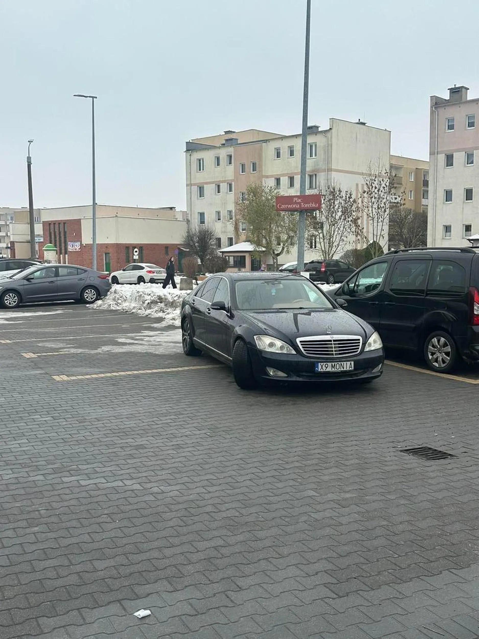 Nie pozdrawiam pani Moni która notorycznie parkuje w ten sposób.