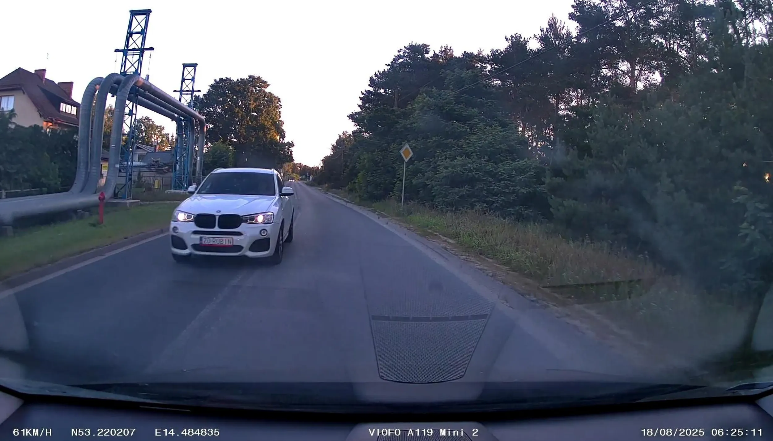 Proszę o większe skupienie się na jeździe i zajmowanie tylko swojego pasa, by nie stwarzać niebezpiecznych sytuacji na drodze.