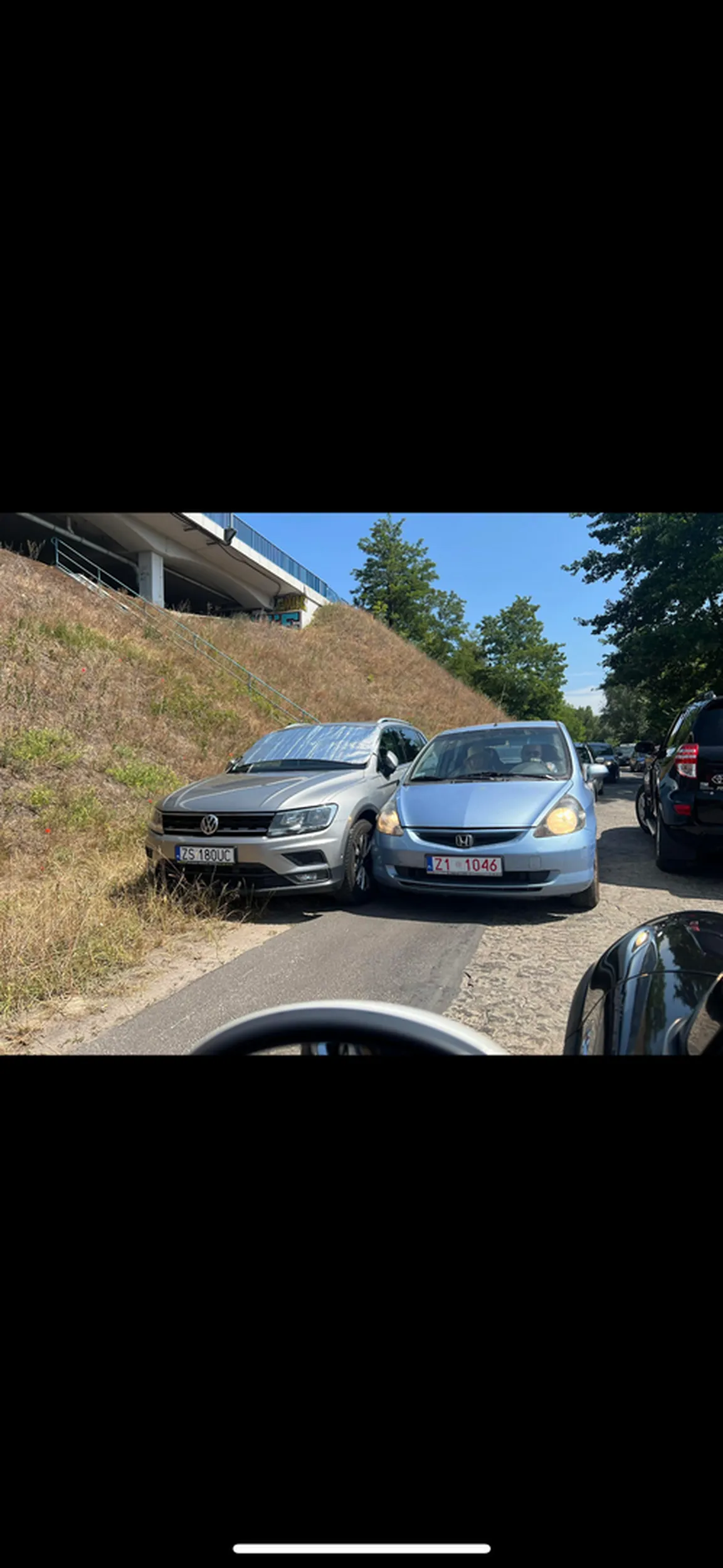 Facet obciera samochody ??