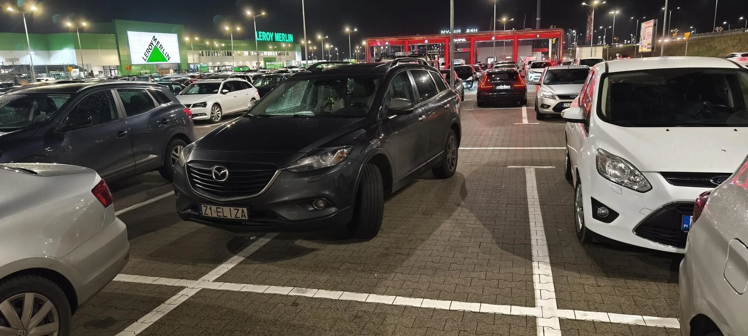 Może na tablicę rejestracyjną było stać ale na naukę parkowania zabrakło.