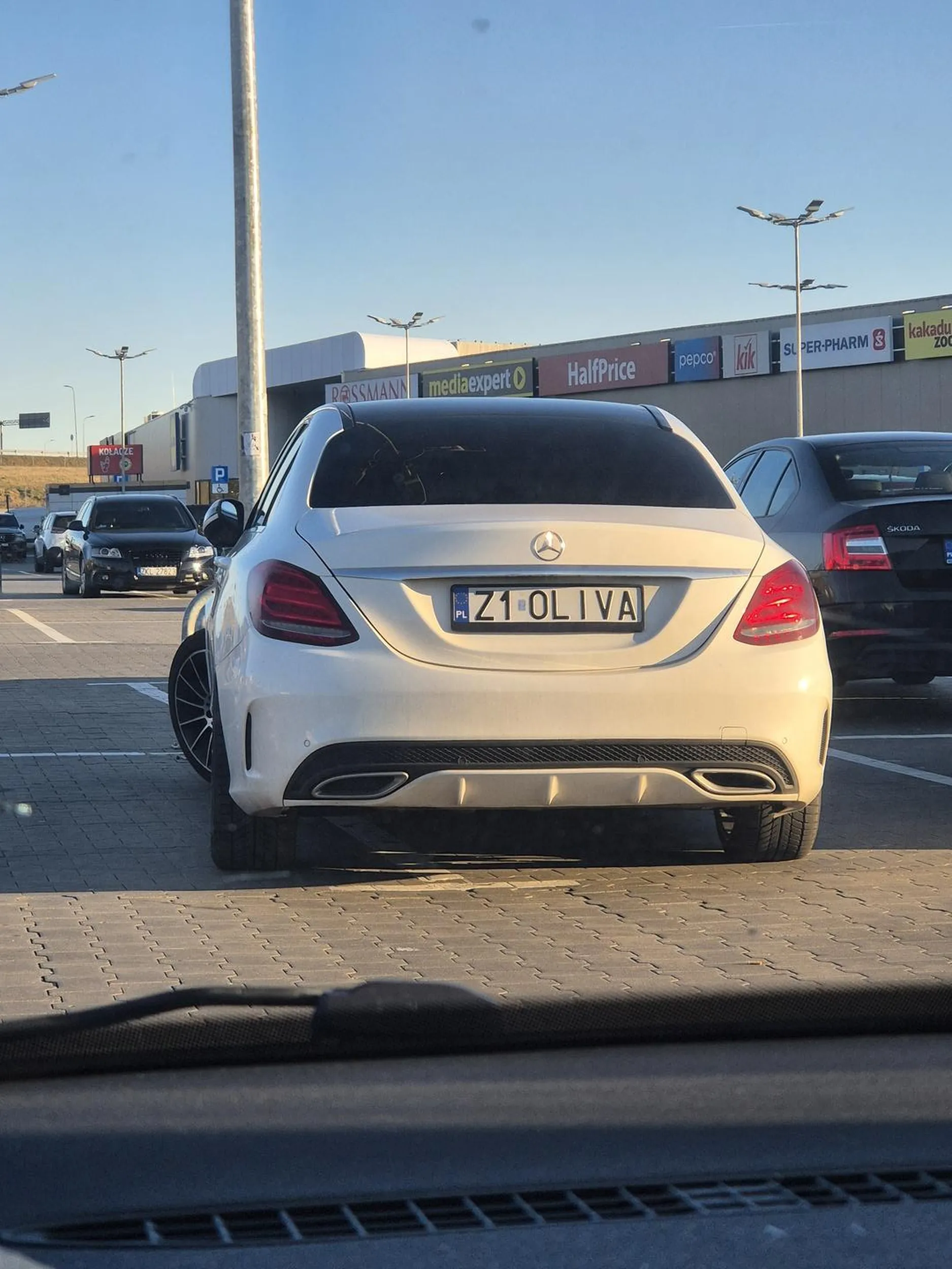 Ja wiem ze szybkie zakupki itp. Ale jak wszyscy stoją normalnie wypadałoby zrobić tak samo. Pozdrawiam.