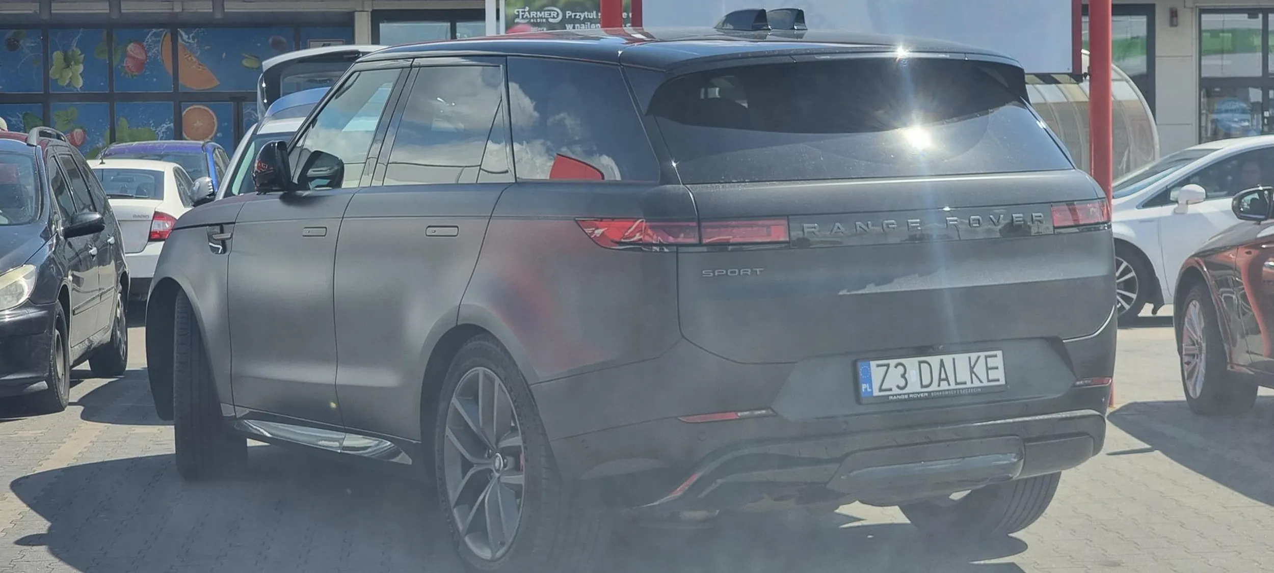 Szeryf parkuje na 2 miejscach parkingowych ( Range Rover) hatwu