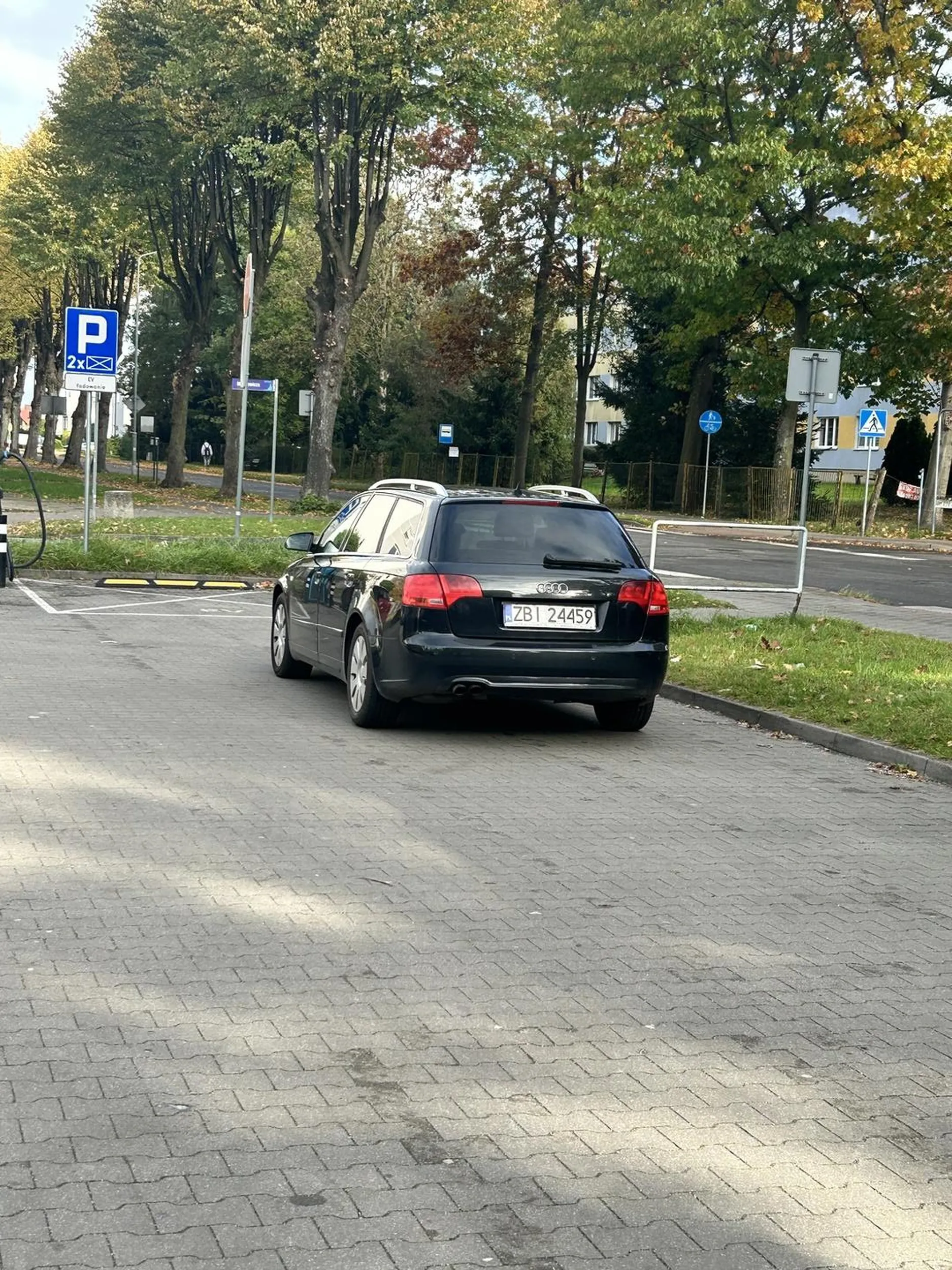 TO NIE MIEJSCE PARKINGOWE, LUDZIE NIE MOGA PRZEJECHAC SWOBODNIE NA DRUGA STRONE PARKINGU