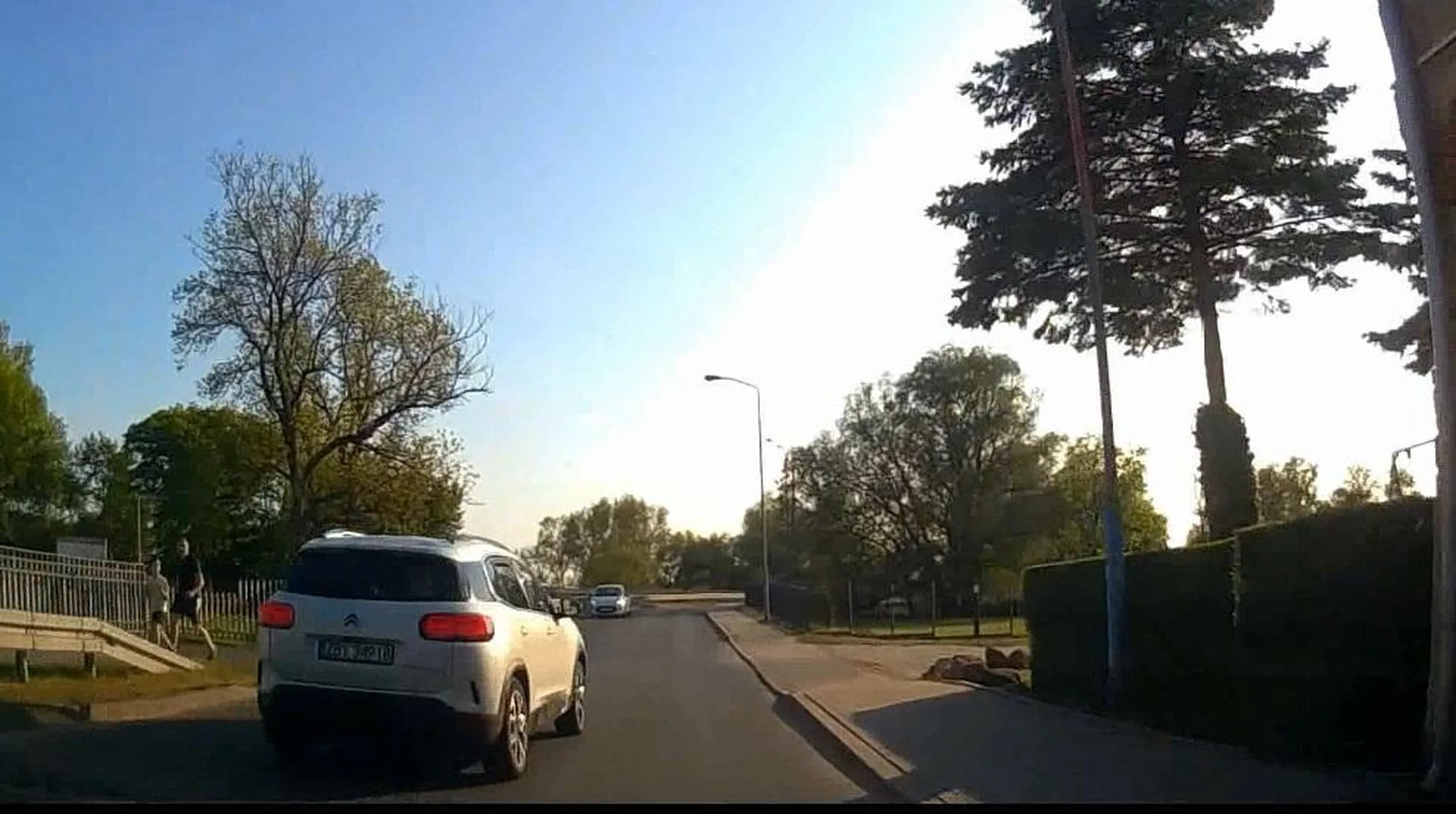 Klasycznie piękny przykład pirackiej jazdy, podwójna ciągła, 40km/h i na czołówkę.......... Karlino