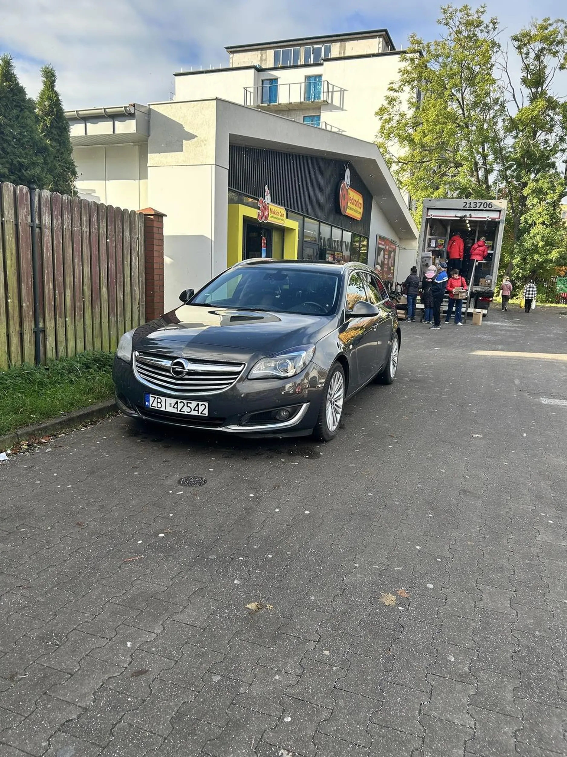 TO NIE MIEJSCE PARKINGOWE, WJEDZ MOZE DO TEJ BIEDRONKI