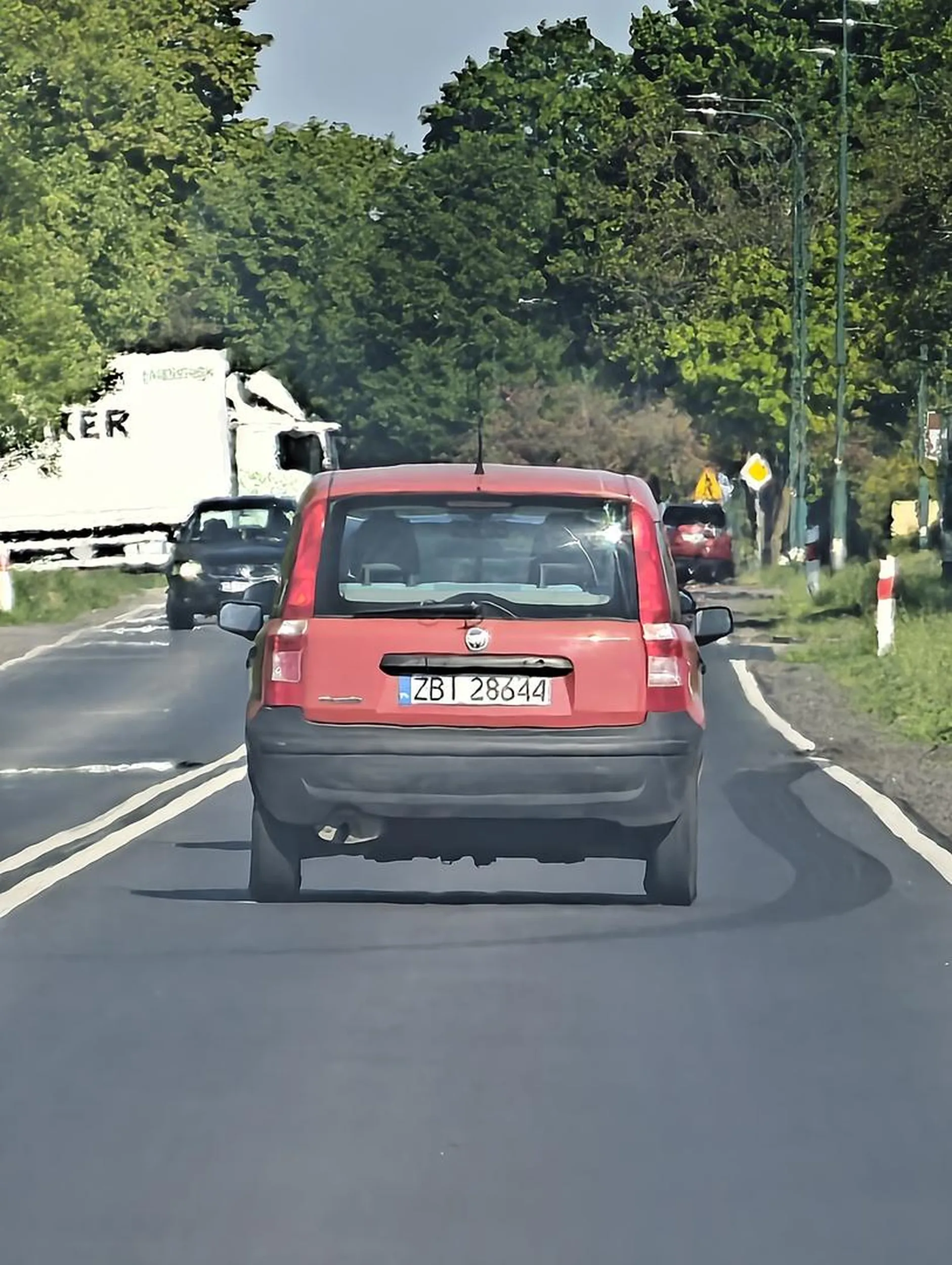 Wyprzedza na 3, prawie powodując kolizję