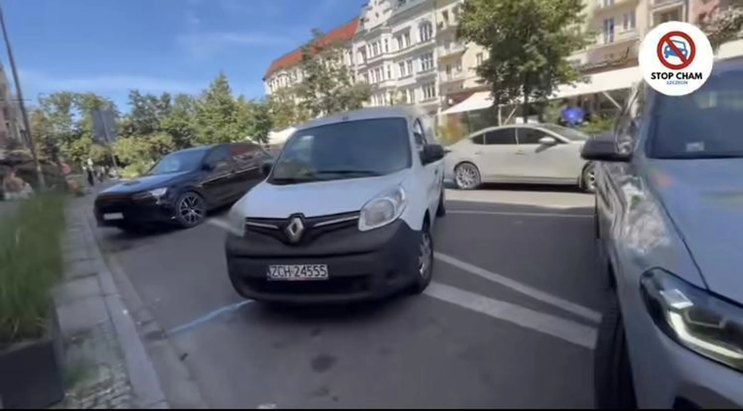 Na co glupia dyskusja - przeprosic i zabierac auto z chodnika