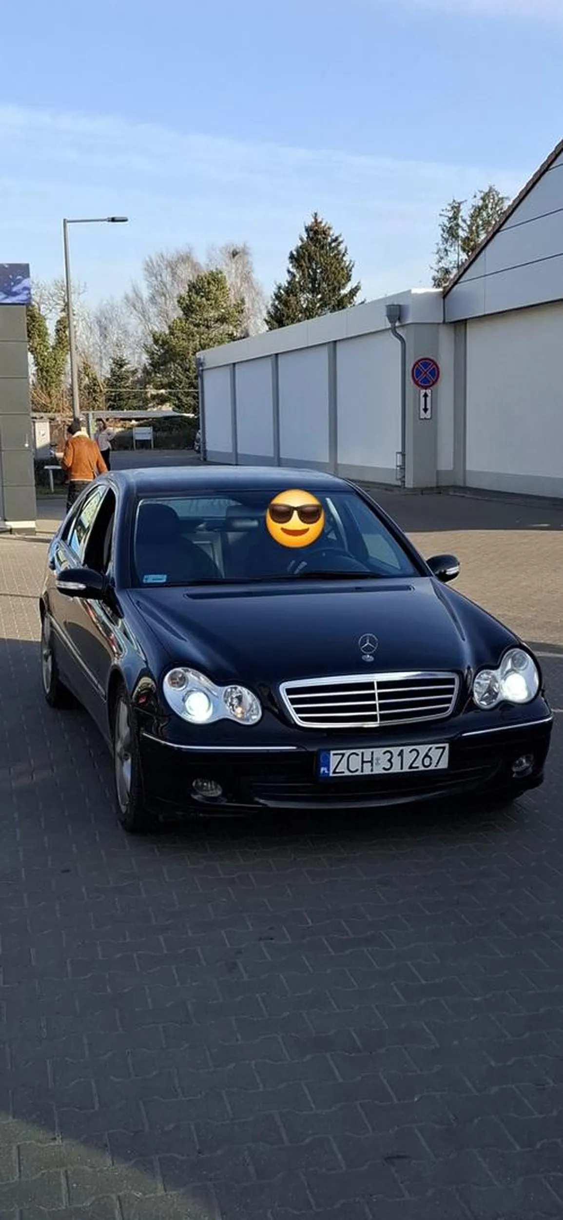 Nadpobudzony kierowca nieznajacy się na przepisach reagujący agresja na drodze. Podczas jazdy za innym kierowca siedzi na zderzaku próbuje pokazać swoją agresja że on jest na tej drodze ważniejszy. Jedzie za innymi na parkingu po czym podbiega do samochodu i próbuje siła wyciągnąć z pojazdu innego kierowcę lecz się troszkę zdziwił bo trafił na młodszego i większego. Ma szczęście że nie doszło do rękoczynów bo trafił na monrzejszego.