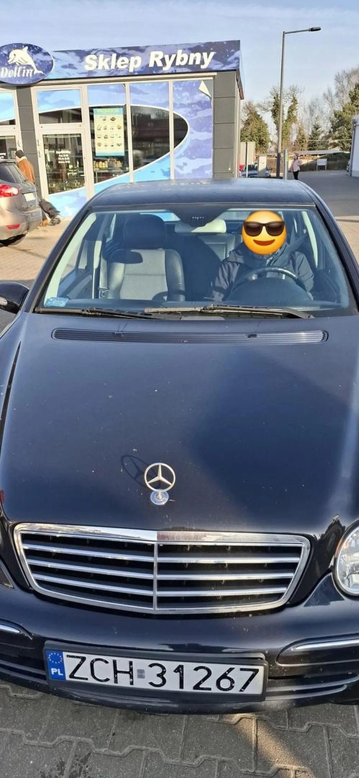 Nadpobudzony kierowca nieznajacy się na przepisach reagujący agresja na drodze. Podczas jazdy za innym kierowca siedzi na zderzaku próbuje pokazać swoją agresja że on jest na tej drodze ważniejszy. Jedzie za innymi na parkingu po czym podbiega do samochodu i próbuje siła wyciągnąć z pojazdu innego kierowcę lecz się troszkę zdziwił bo trafił na młodszego i większego. Ma szczęście że nie doszło do rękoczynów bo trafił na monrzejszego.