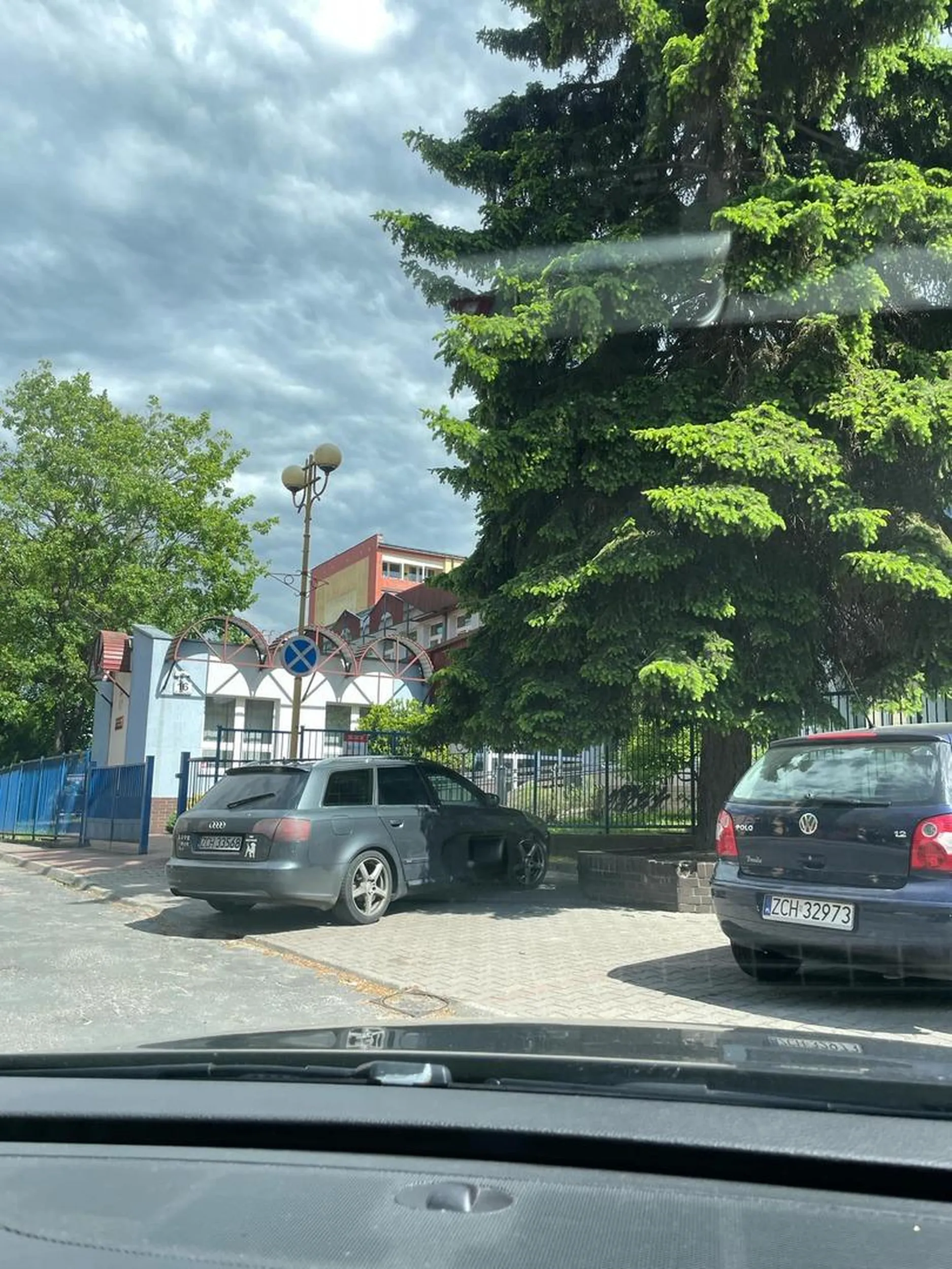 Naucz sie parkowac auto na pol drogi wystaje stajesz na miejscu dla niepelnosprawnych a naklejki zadnej nie ma sytuacja ta sie powtarza wieloktronie ciagle na miescie gdy go widze jezdzi bardzo szybko i odjezdza z piskiem opon