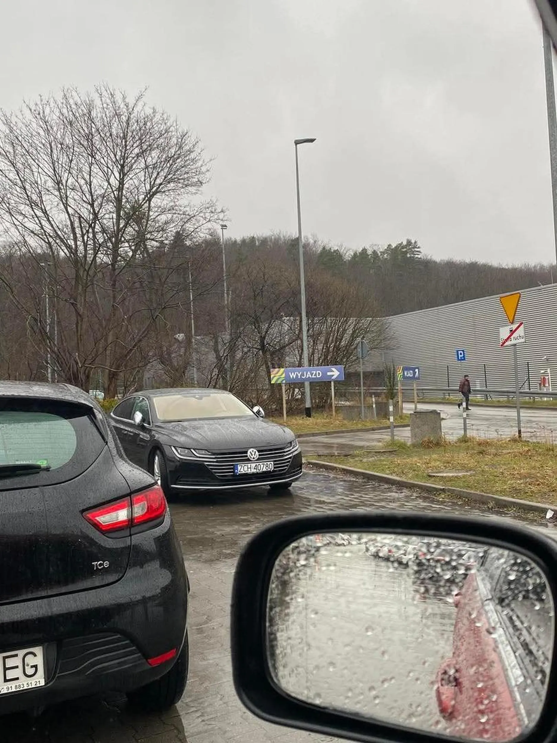 Zablokował wyjazd z parkingu w centrum handlowym w Gdyni ??