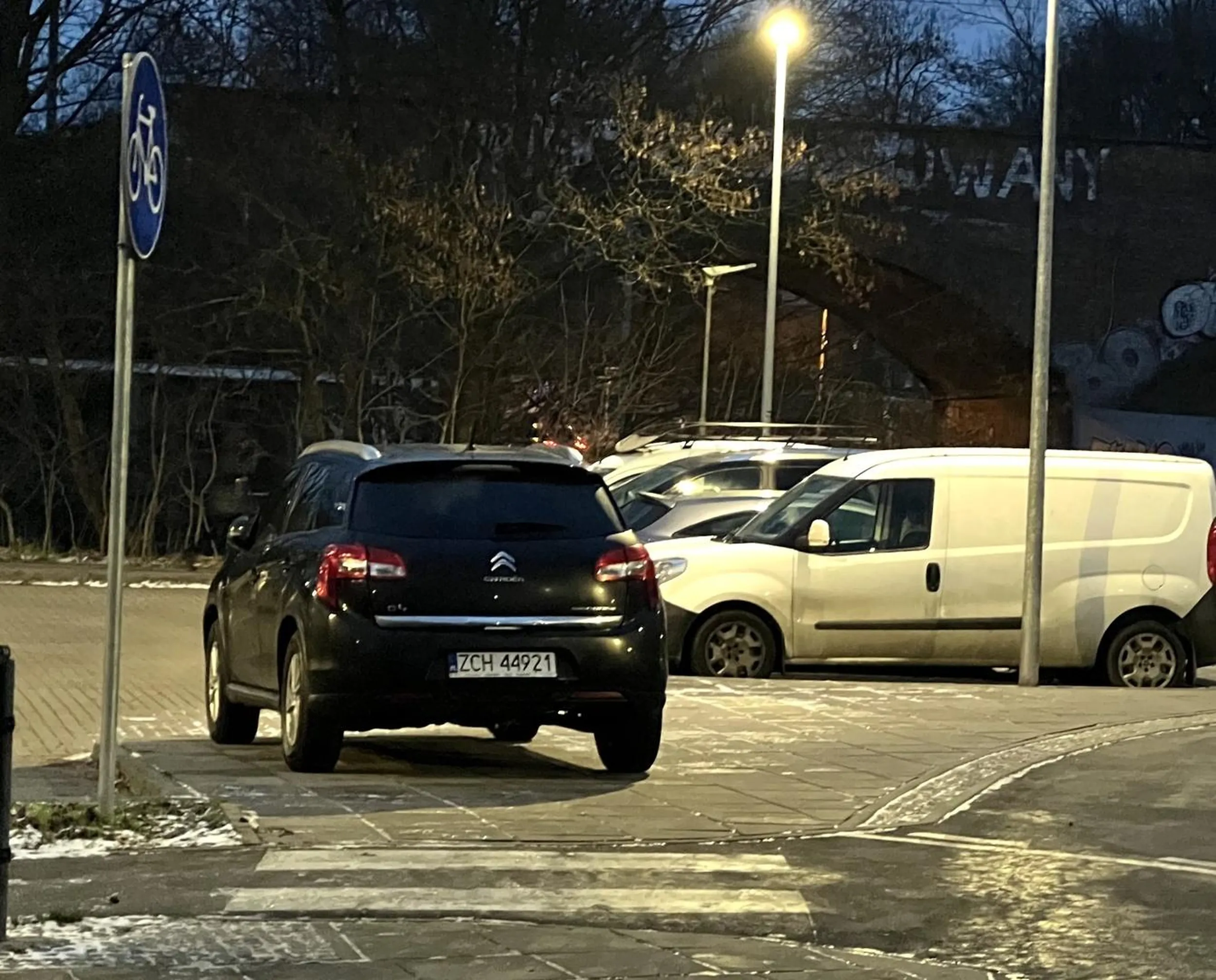jechałem sobie po przejściu na to piękne nowe miejsce parkingowe na chodniczku!