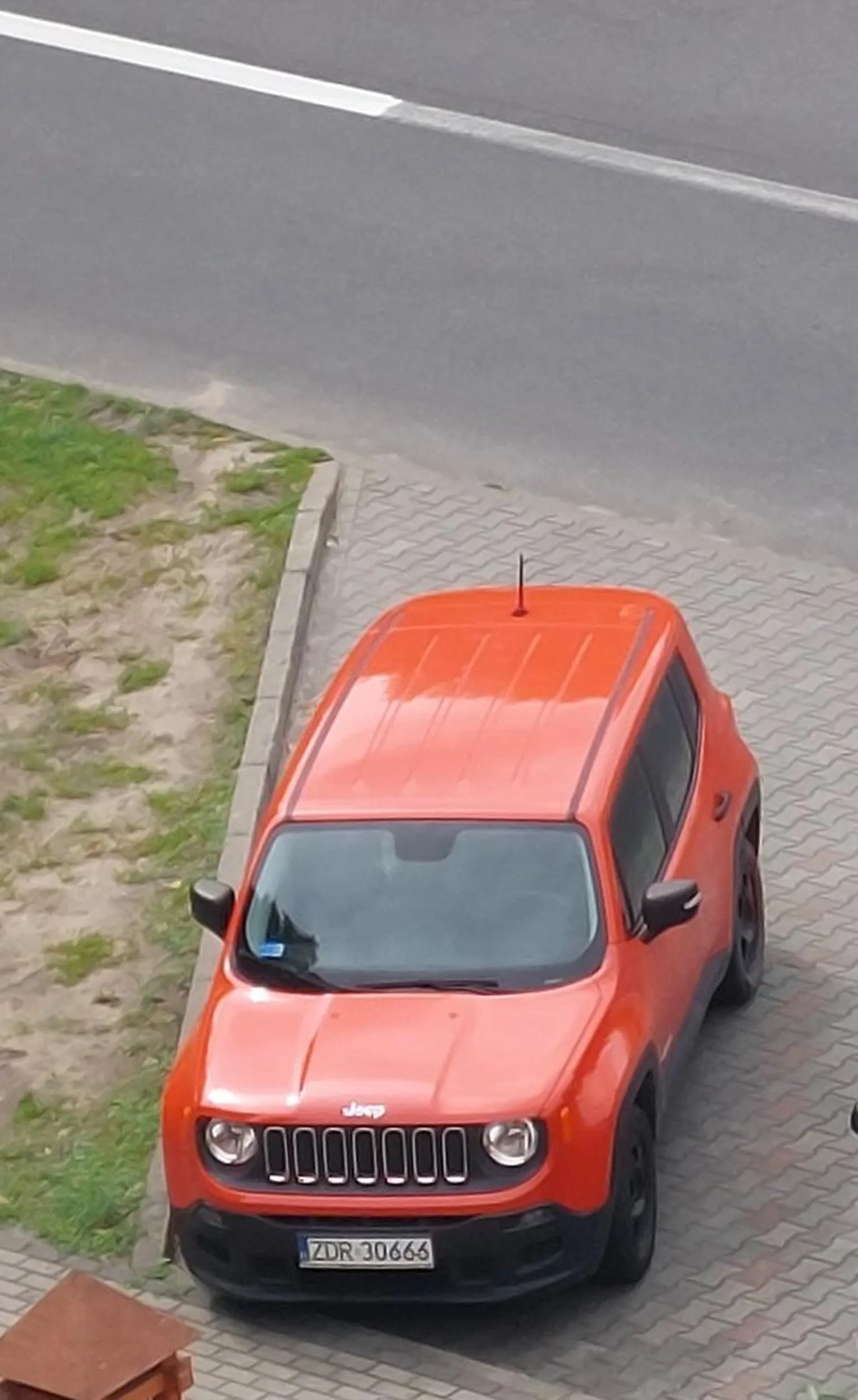 bogata wersja jeep pomarańczowy na bogato na bogato a bogaci mają innych w du.. widac to nawet po tablicy rejestracyjnej stfu pytanie czy skośne parkowanie zależy od ? - kraju pochodzenia kierowcy? - czy od tego co jada kierowca? - tak parkoją w azji -  czy nie widzisz jak parkujesz? - czy na parkingu obok tez parkują ludzie autami? - czy parkujesz sam. - czy w Polsce mozesz nazucasz wlasne zasady ze swojego kraju? pod knajpa azjatycką ktora jako następna w kolejnosci zplajtuje w tym miejscu Widziano w miejscowości Kostrzynie nad Odrą miejsce "oczko" Zdjecie z Drona z pozdrawieniami od kierowcy obok.
