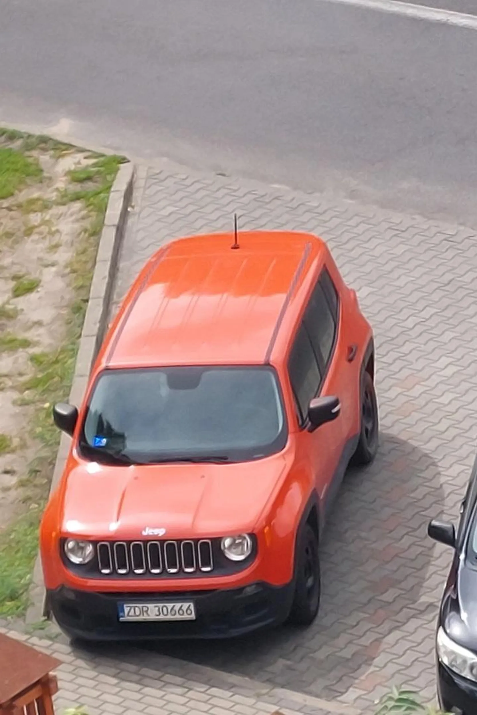 bogata wersja jeep pomarańczowy na bogato na bogato a bogaci mają innych w du.. widac to nawet po tablicy rejestracyjnej stfu pytanie czy skośne parkowanie zależy od ? - kraju pochodzenia kierowcy? - czy od tego co jada kierowca? - tak parkoją w azji -  czy nie widzisz jak parkujesz? - czy na parkingu obok tez parkują ludzie autami? - czy parkujesz sam. - czy w Polsce mozesz nazucasz wlasne zasady ze swojego kraju? pod knajpa azjatycką ktora jako następna w kolejnosci zplajtuje w tym miejscu Widziano w miejscowości Kostrzynie nad Odrą miejsce "oczko" Zdjecie z Drona z pozdrawieniami od kierowcy obok.