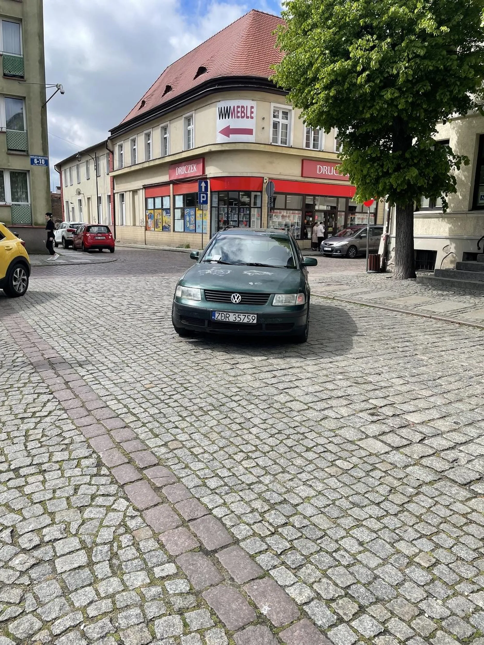 Parkowanie na środku drogi ? Nieprzeszkadza . Mandat tańszy niż bezpłatny parking 10m dalej ?