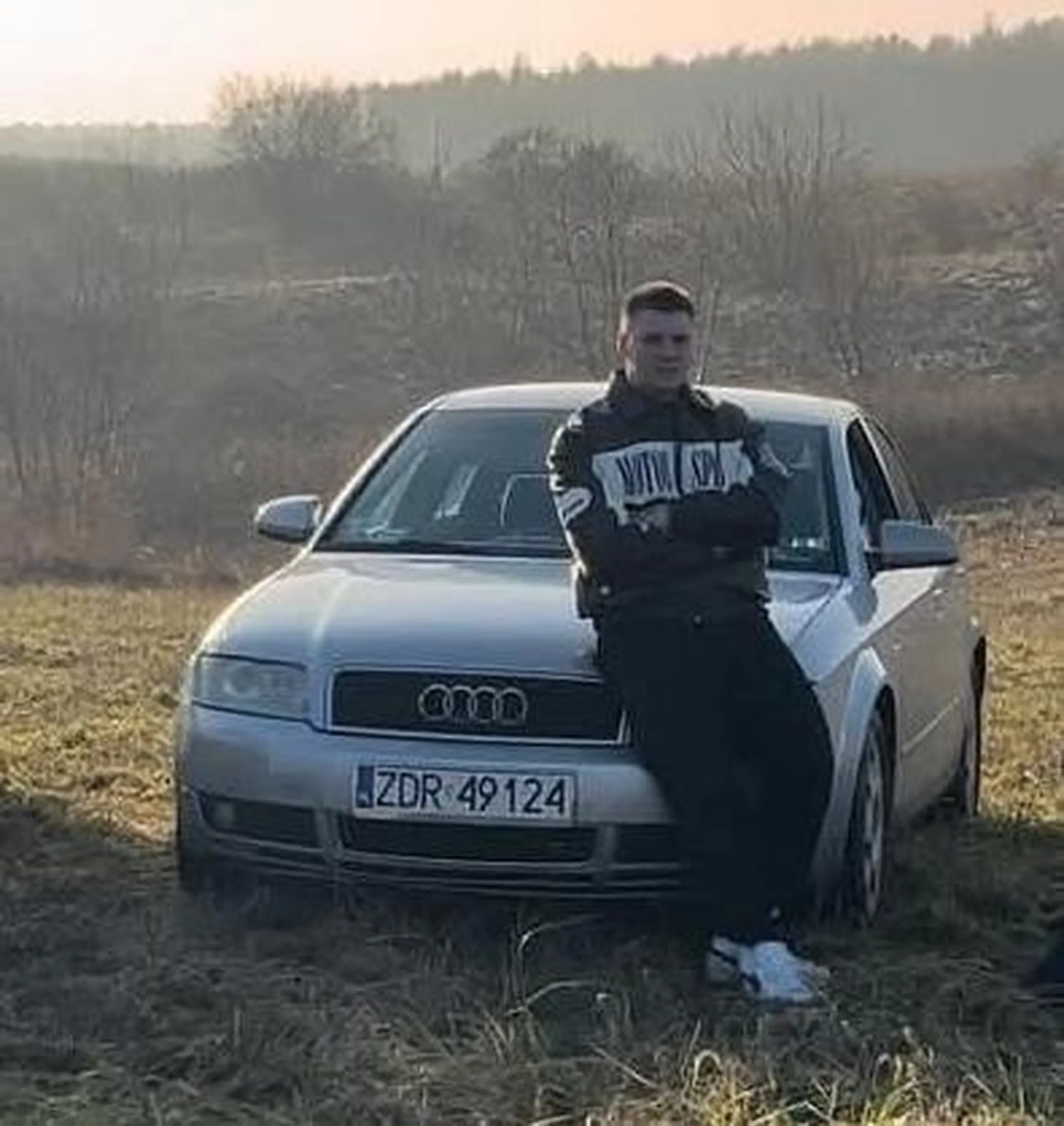 Lecąc w kosmos jak zauważyłem to Audi na tych blachach w lusterku to bez wahania spuściłem dwa oczka żeby kolega mogł na spokojnie wbić 5-tkę, gaz w podłogę i mnie wyprzedzić. Pozdrawiam przystojnego właściciela Audi A4 B6.