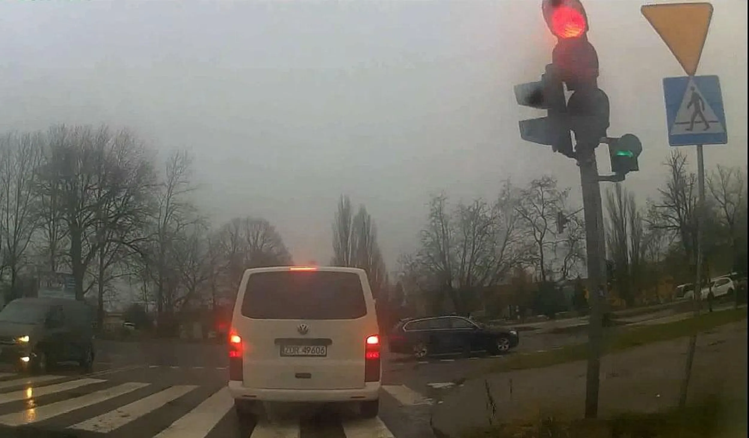 Panie kierowca, a pan w ogóle sygnalizację świetlną widzisz?...........