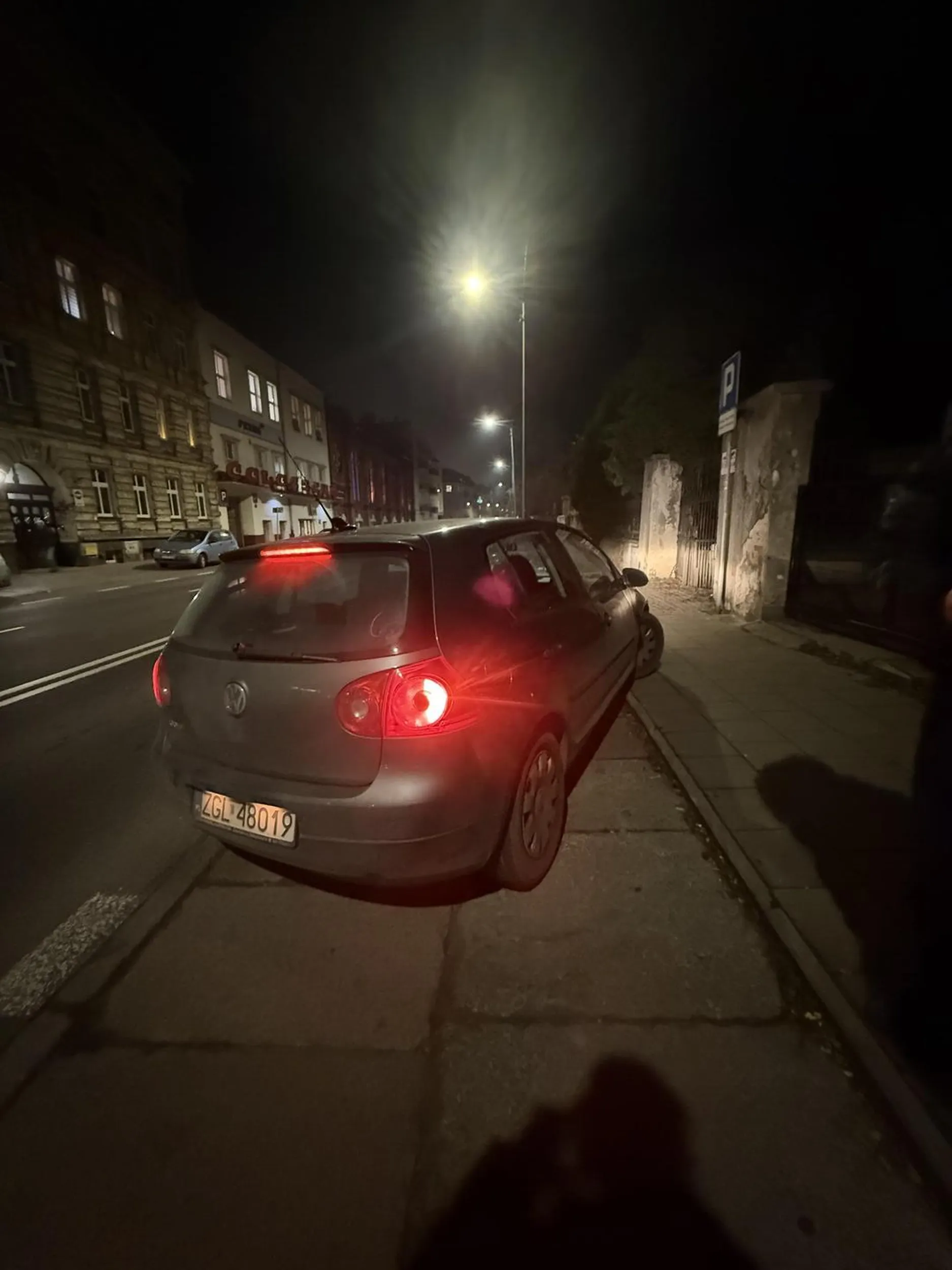 Nie uprzejmy kierowca, zastawił miejsce dla nie pełnosprawnych