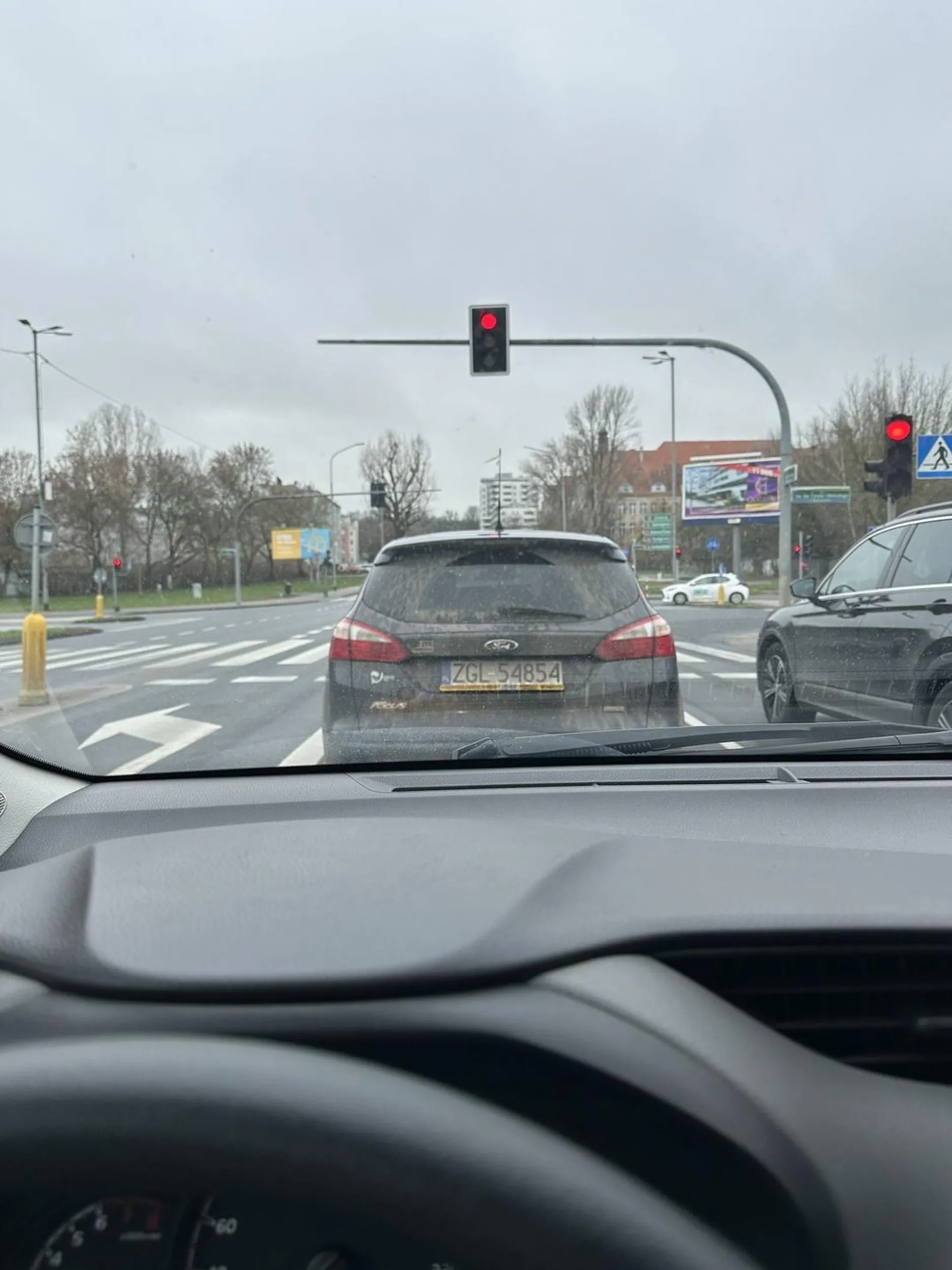 Głupia cipa zajęta jedzeniem zamiast prowadzeniem. Nie patrzy w lusterka, zajeżdża drogę