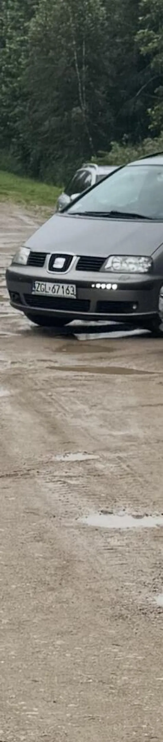 Zaparkowali w poprzek i zablokowali kilka miejsc. Kiedy kulturalnie zwróciłam uwagę, zostałam przedrzeźniona i zwyzywana. Padły też rasistowskie komentarze. Robienie zdjęcia tablicy wywołało jeszcze większą agresję – grozili przemocą. Ostrzegam: skrajny brak kultury, agresja, pogarda wobec innych ludzi.