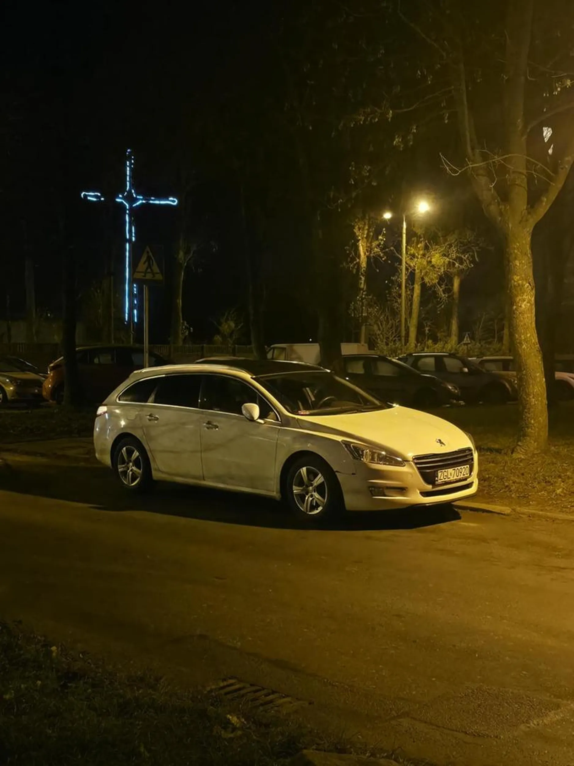 Ach, spójrzcie tylko! Oto Goleniowski Mistrz Parkowania, który najwyraźniej zinterpretował zasady ruchu drogowego jako zbiór luźnych sugestii, a nie praw, i zaparkował mniej niż 10 metrów od przejścia dla pieszych.