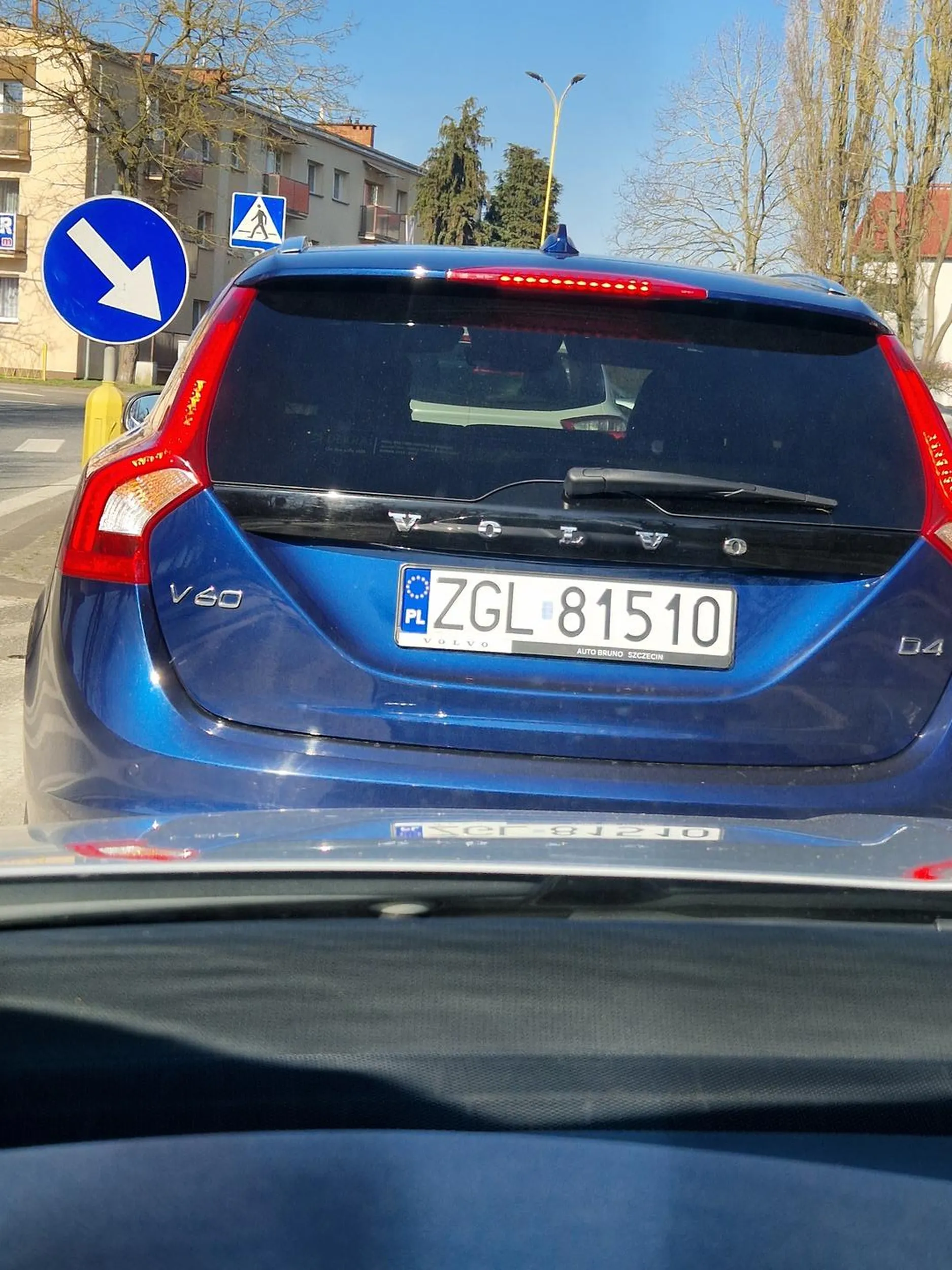 Naucz się jeździć prostaku , i nie wymuszaj pierszeństwa. Sam nie jesteś na drodze