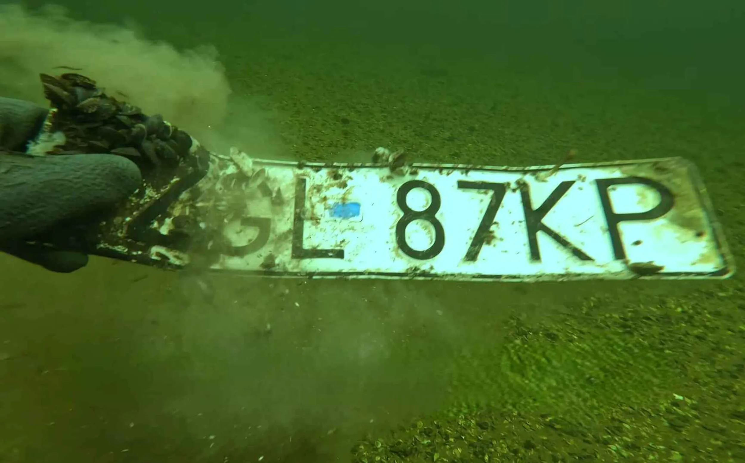 Chyba zgubiłaś/zgubiłeś tablicę pośrodku jeziora...??? Znaleziona na dnie tego jeziora.