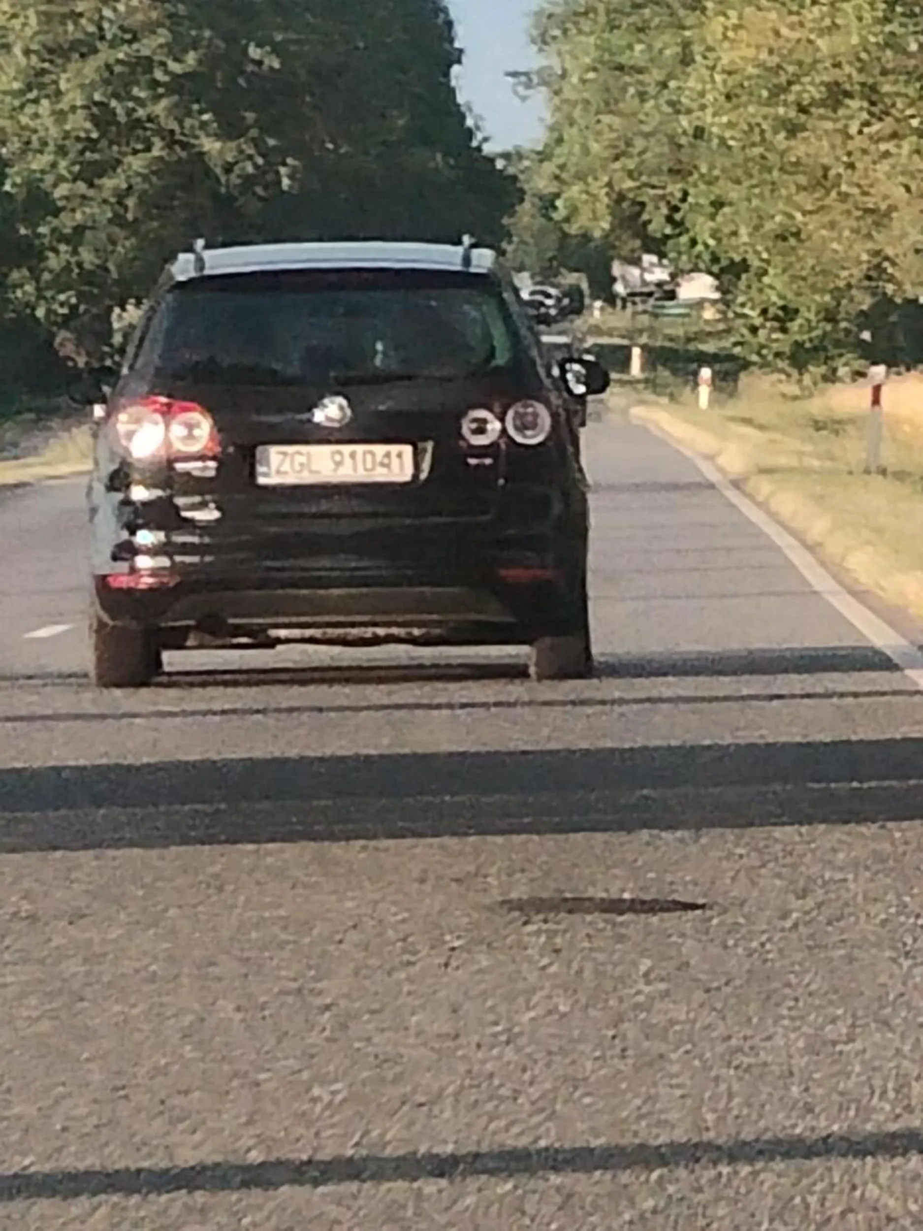 Nie pozdrawiam kierowcy. Najpierw na drodze do 90km/h jechała 60-70km, a przy wyprzedzeniu przyśpieszyła do około 120km/h. Nie dając się za nic wyprzedzić. OBYŚ MIAŁA Z OBU STRON CIEPŁĄ PODUSZKĘ.