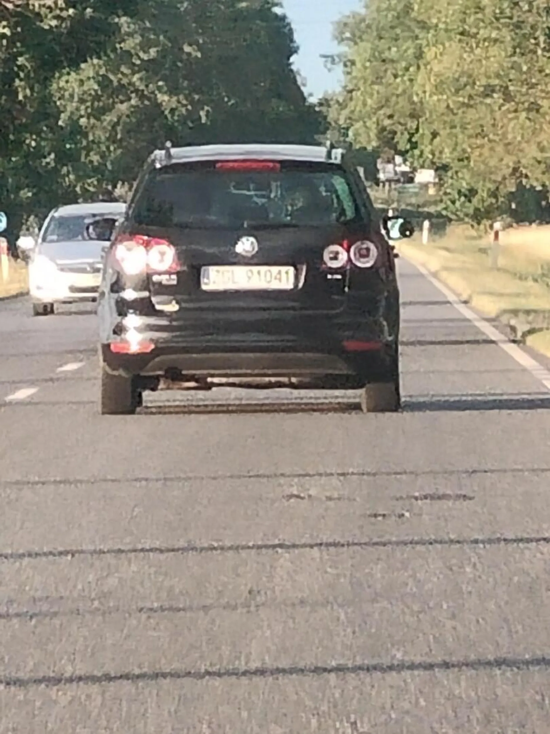 Nie pozdrawiam kierowcy. Najpierw na drodze do 90km/h jechała 60-70km, a przy wyprzedzeniu przyśpieszyła do około 120km/h. Nie dając się za nic wyprzedzić. OBYŚ MIAŁA Z OBU STRON CIEPŁĄ PODUSZKĘ.