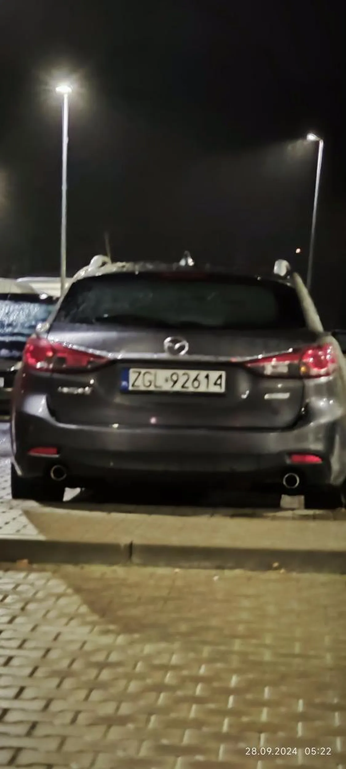 prowadzi pojazd pomimo zakazu prowadzenia pojazdów. o narkotykach. uwielbia jeździć.