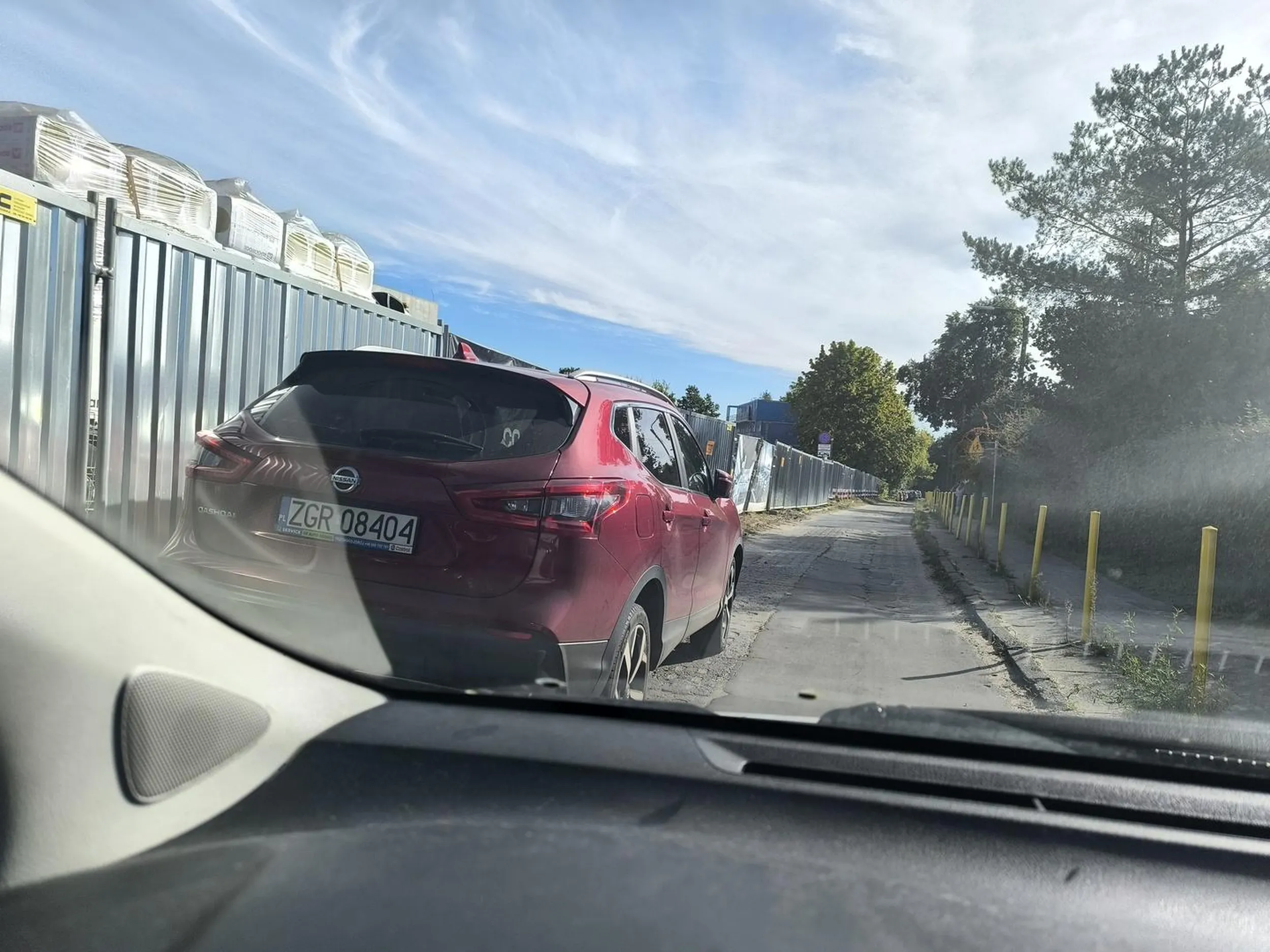 Zaparkować zaparkował. Ale że zablokował przejazd w dalszą część ulicy (dojazd do szkoły podst. Oraz domów które rozmieszczone są niżej) to nie pomyślał. Osobówka na milimetry trzeba mijać jego i słupki, jadąc po krawężniku. Samochód poczty polskiej jadący za mną już nie dał rady przejechać. A co jak do szkoły czy któregoś domostwa musiałaby karetka czy straż pożarna dojechać? No nie no. Ważne że on ma miejsce.