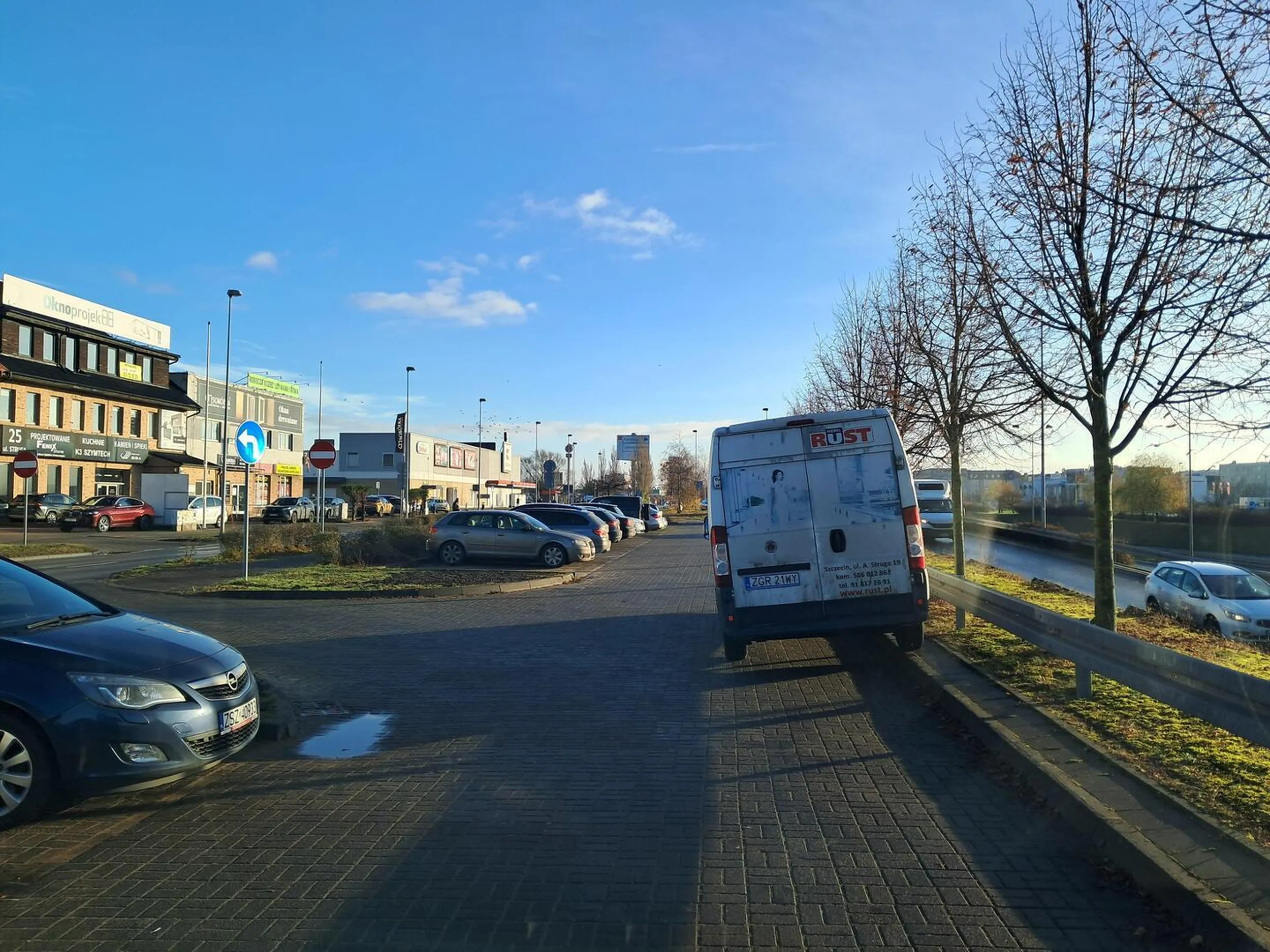 Pebis nie kieriwca. Egoistyczna parówa. Dookoła wilnw miejsca ale przyglup zaparkuje na wjezdzie na parking.