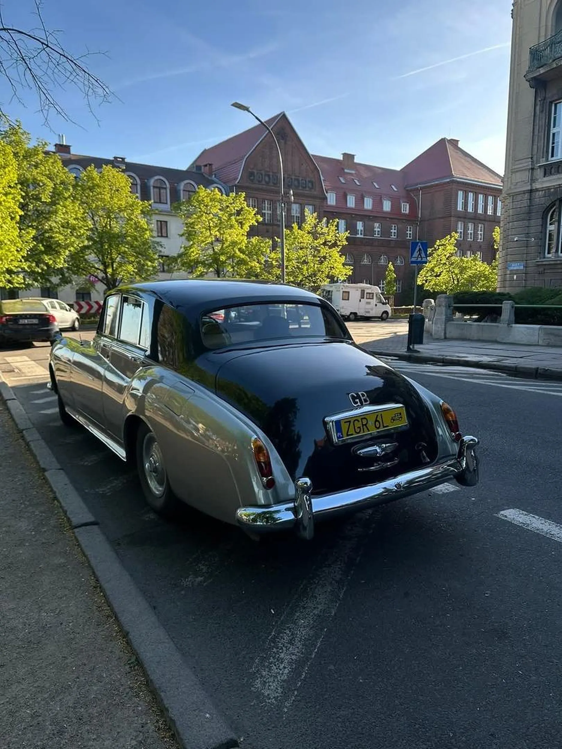 Kierowca nie szanuje innych uczestników ruchu drogowego - parkuje w obrębie powierzchni wyłączonej z ruchu oraz bezpośrednio przed przejściem dla pieszych.