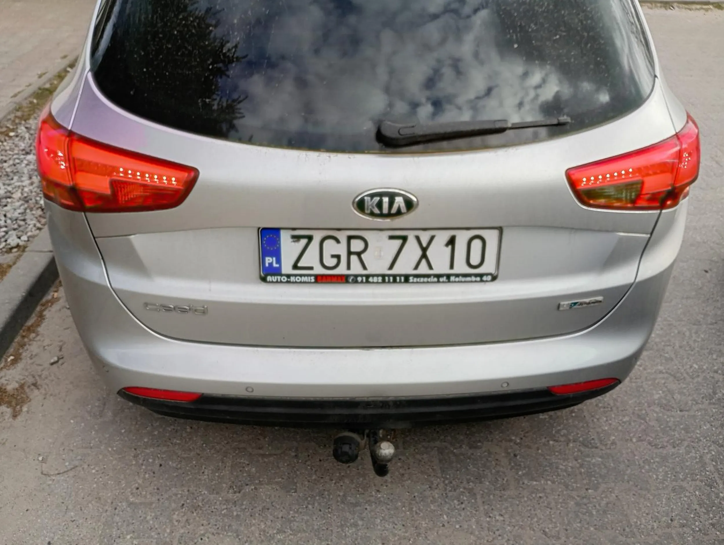 Stara melepeta co nie wie kto na rondzie pierwszeństwo ma, wyjeżdża przed maskę stwierdzając że za szybko po rondzie ktoś jechał