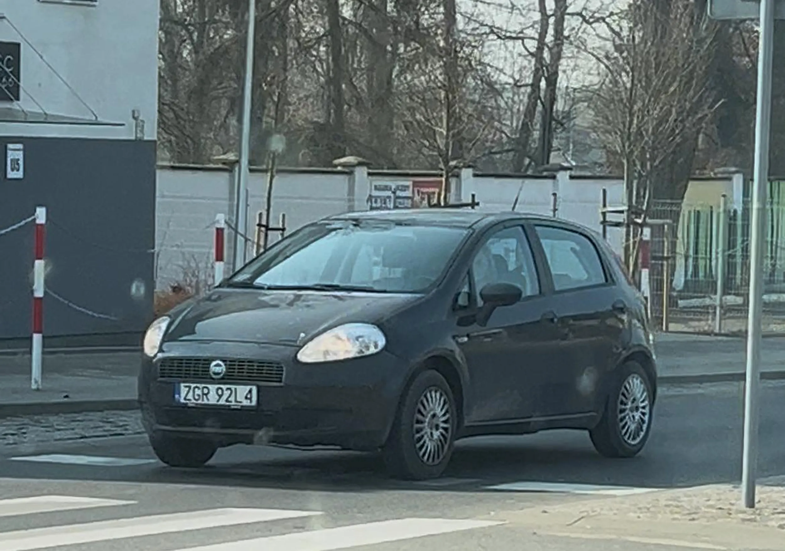 Nie pozdrawiam idiotki, która nie ma pojęcia o zasadach ruchu drogowego (jazda na suwak i nie tylko :))))