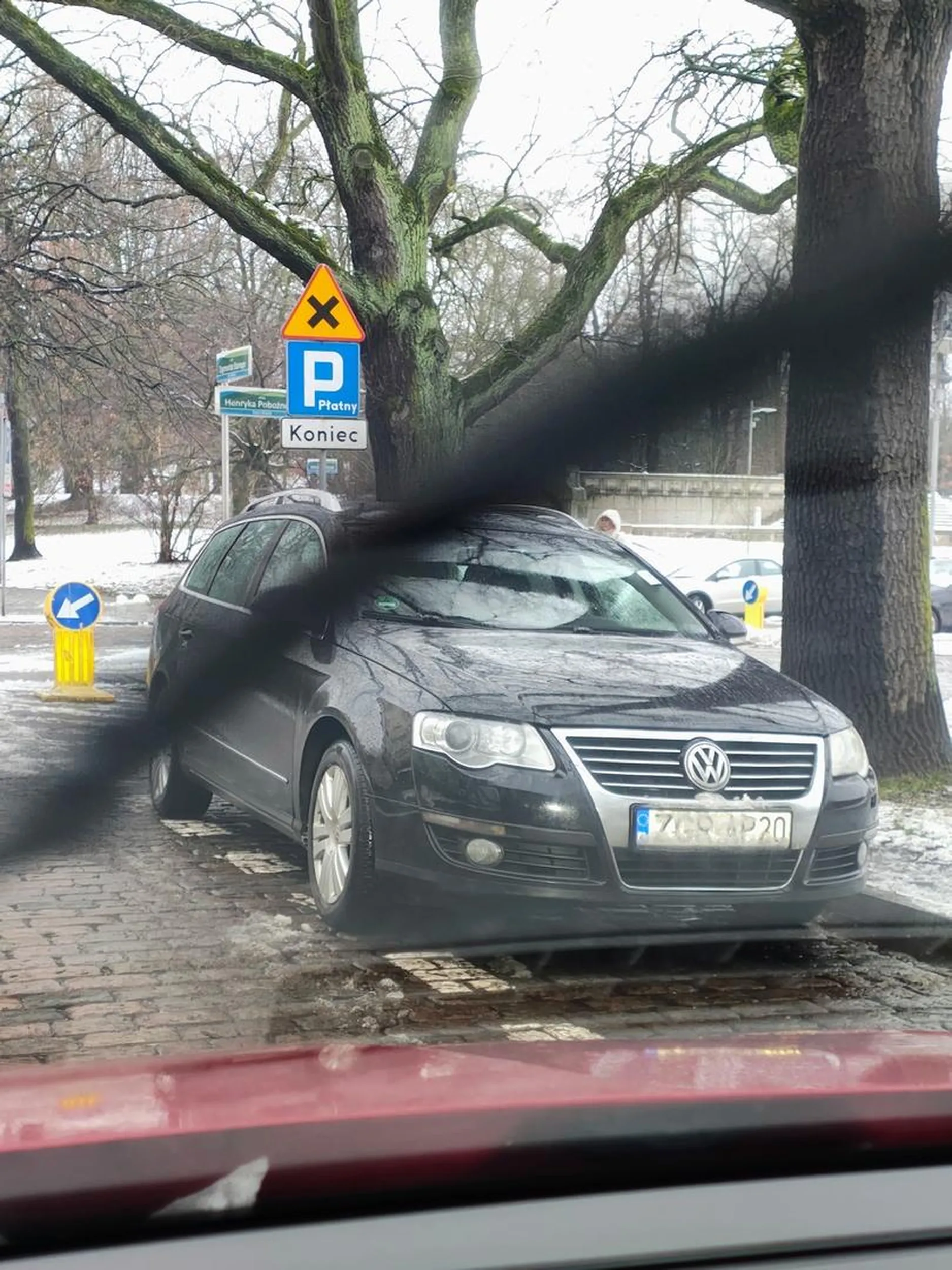 Kierowca bez czujników parkowania dojeżdża na siłę pod sam zderzak, przy okazji zblokował mnie i bardzo ciężko mi było wyjechać, parking przed nim był pusty