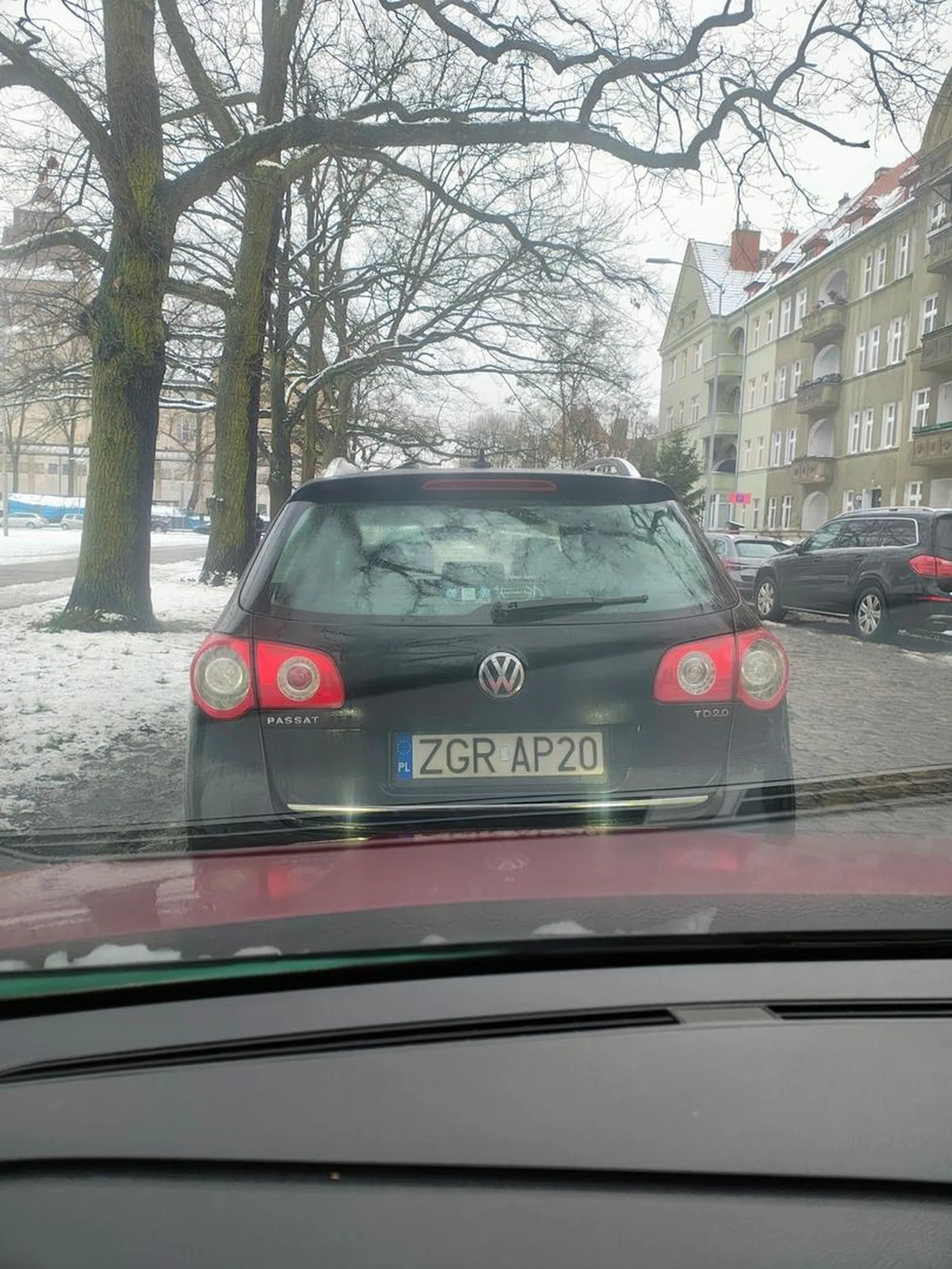 Kierowca bez czujników parkowania dojeżdża na siłę pod sam zderzak, przy okazji zblokował mnie i bardzo ciężko mi było wyjechać, parking przed nim był pusty
