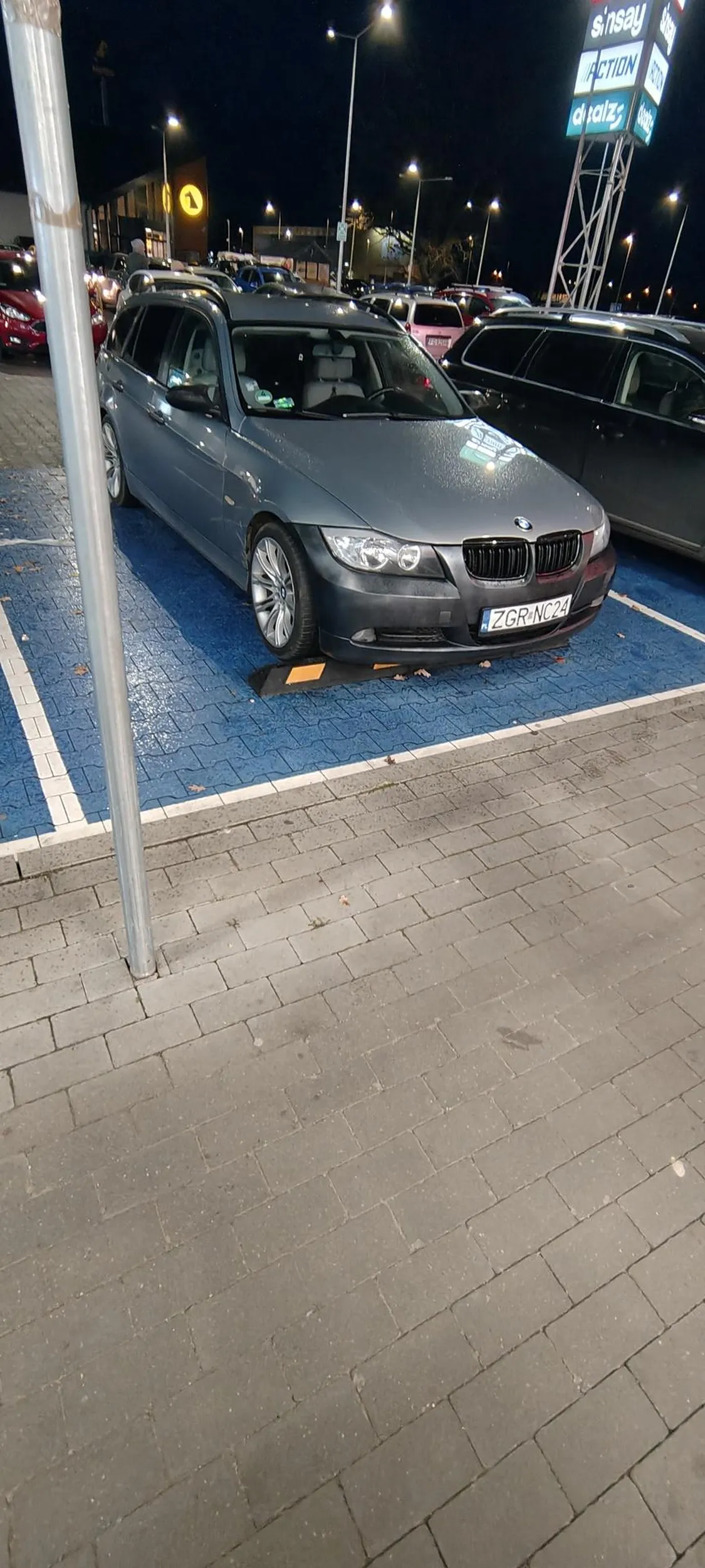 Gorzów Wlkp vendo park , idealnie w liniach , prosto aż nie możliwe , no tak... Brak legitymacji os niepełnosprawnej