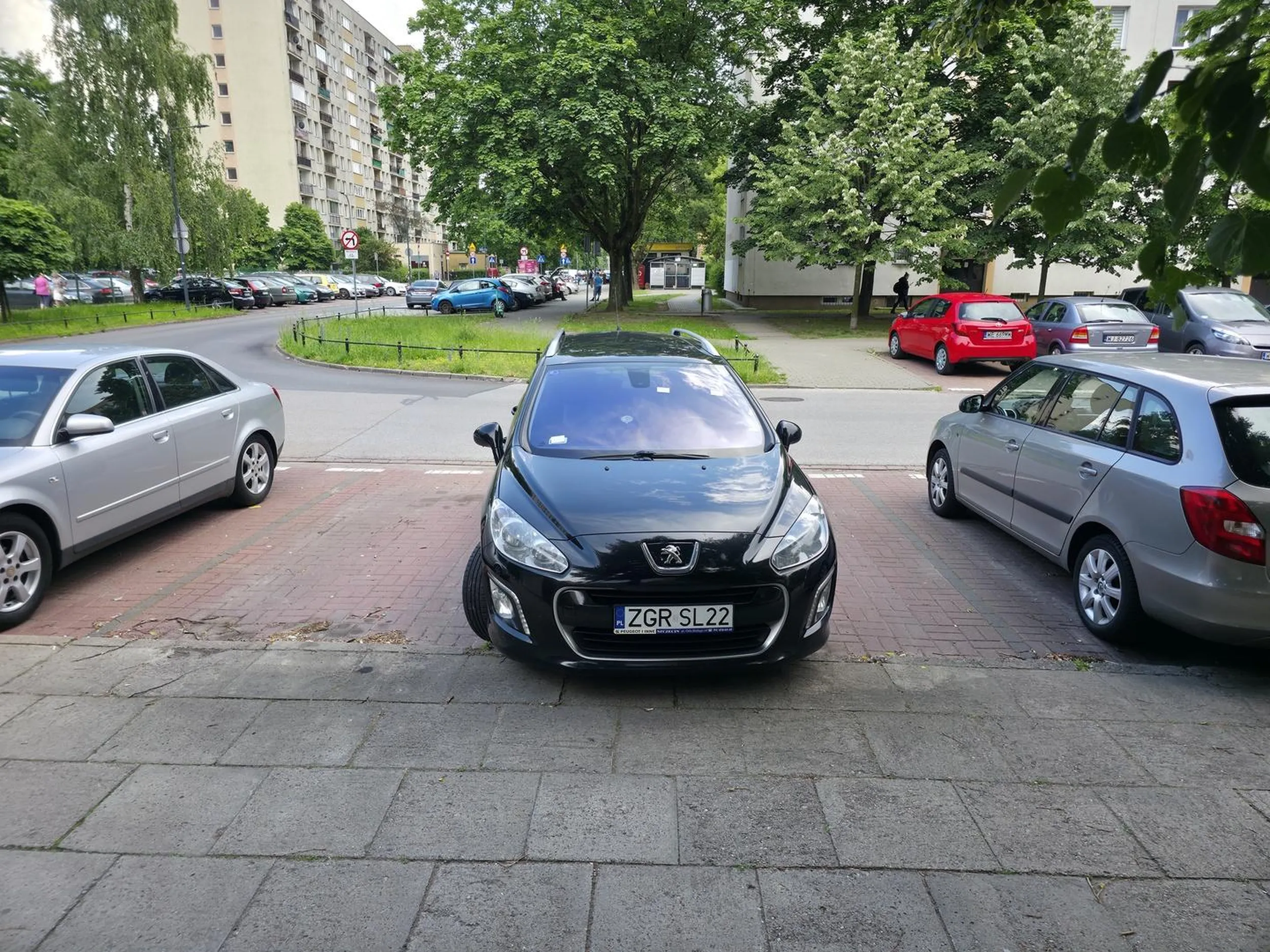 Brawo za umiejętne parkowanie, ktoś chyba miał błędy przy parkowaniu prostopadłym