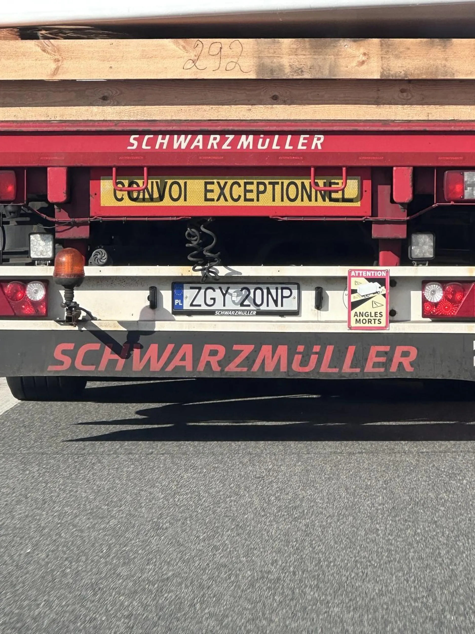 Jobany Polski śmieć stwarzający zagrożenie zmieniając pas bez spoglądania w lusterka. Pajac perdony