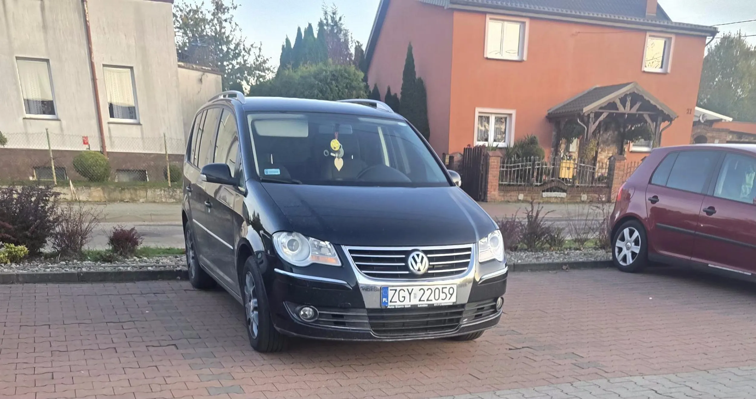 Koło lidla w Gryficach jadą sobie i nie zwracają uwagi na ludzi.Na pasach przejechał przede mną i dzieckiem w połowie pasów a jego pasażerka jeszcze nerwowe gesty w moim kierunku wykonywała.Zaparkowali pod lidlem poszli na sklep,nawet nie pobrali biletu z parkometru