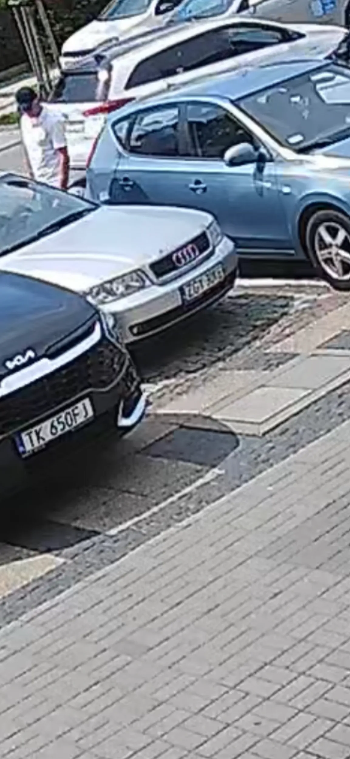 Ucieka z miejsca kolizji - jednak inteligencją nie świeci nie rozglądając się czy przed samochodem nie ma kamer. Pozdrawiam