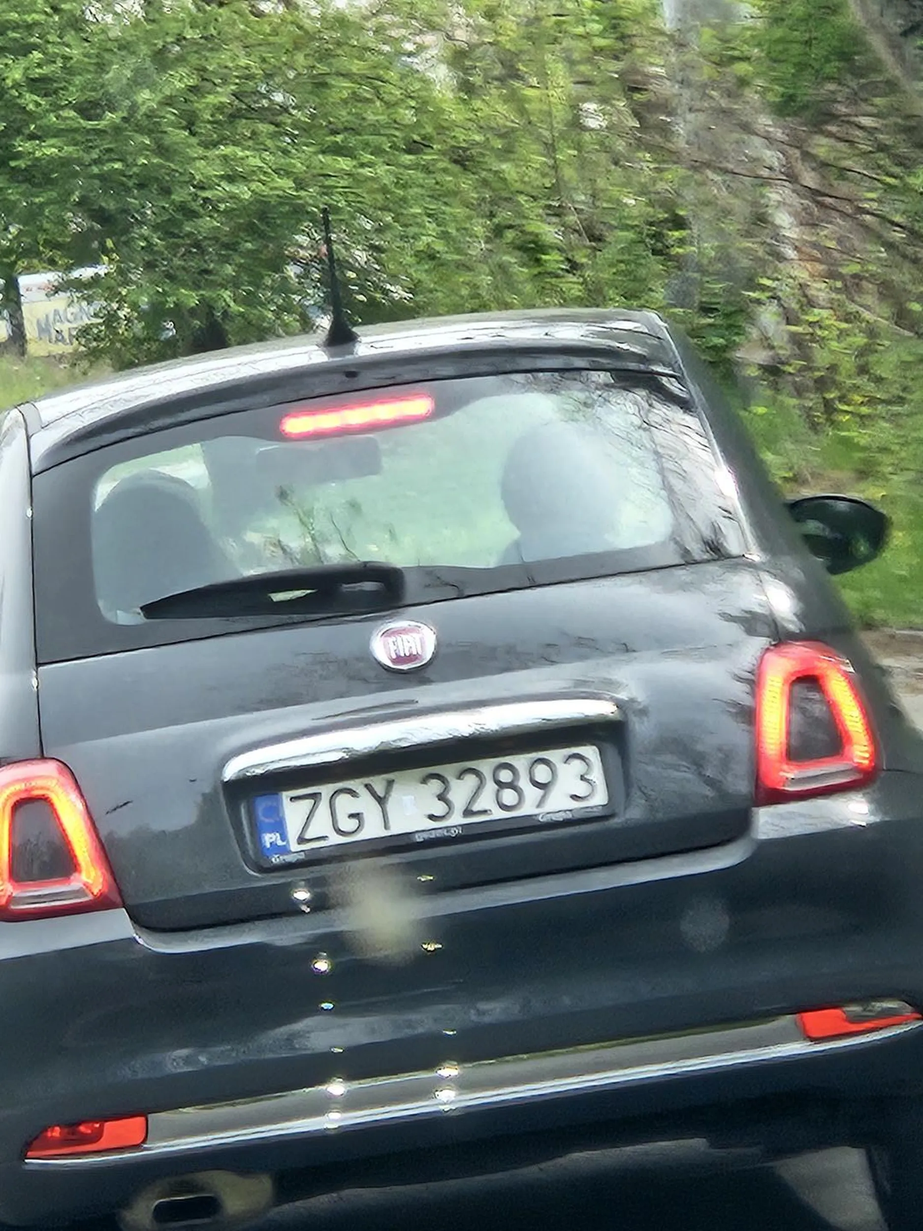 Typowy wiejski kierowca nie zna przepisów zajeżdża drogę i wystawia środkowy palec. Myślę że tego palca to powinnaś sobie wsadzić głęboko w dupę A jeszcze jedno to zainwestuj w rozumek obciągają