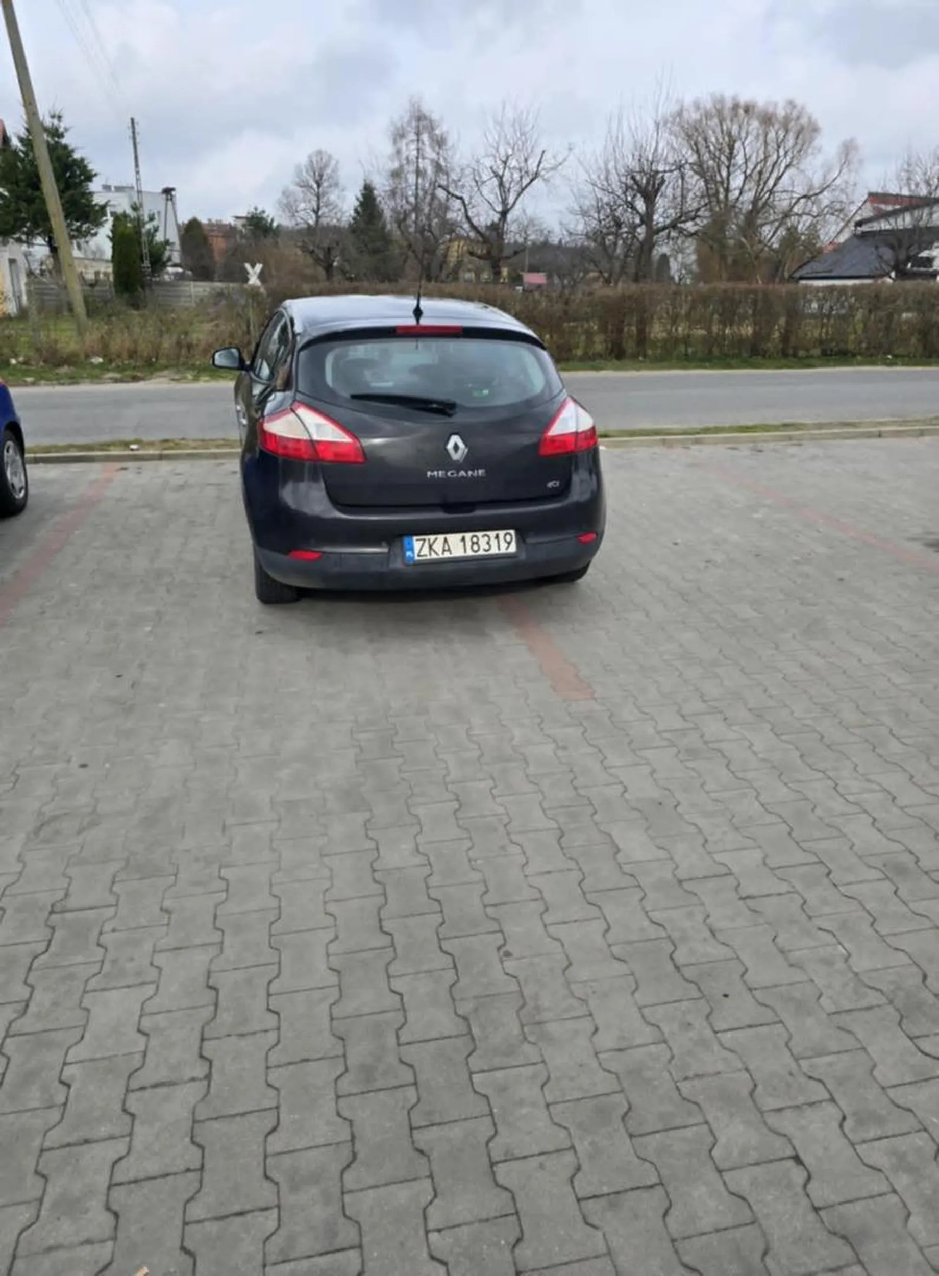 Czy opis potrzebny? Przyjechała Pani do sklepu,mając dużo miejsc do parkowania ale tak jak Pani stanęła,nawet nie robiąc korekty.Akurat siedziałem w samochodzie obok i jak dumnie Pani podążyła do sklepu.Rozumiem ,że w przedszkolu ,był problem z rysowaniem ślaczków i malowania nie wychodząc poza linie